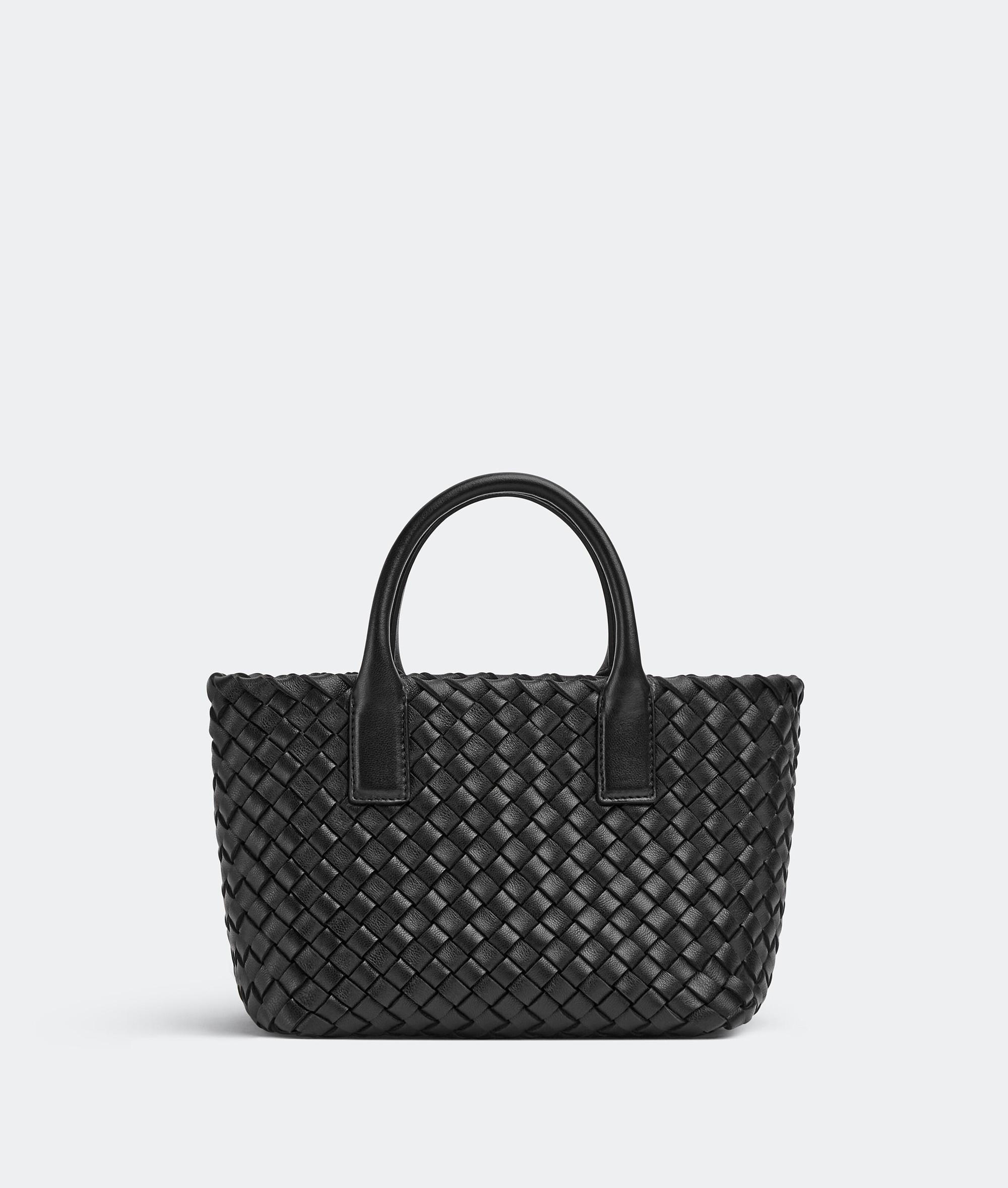 孫芸芸同款的黑色Mini Cabat編織托特包。NT$139,700（BOTTEGA VENETA提供）