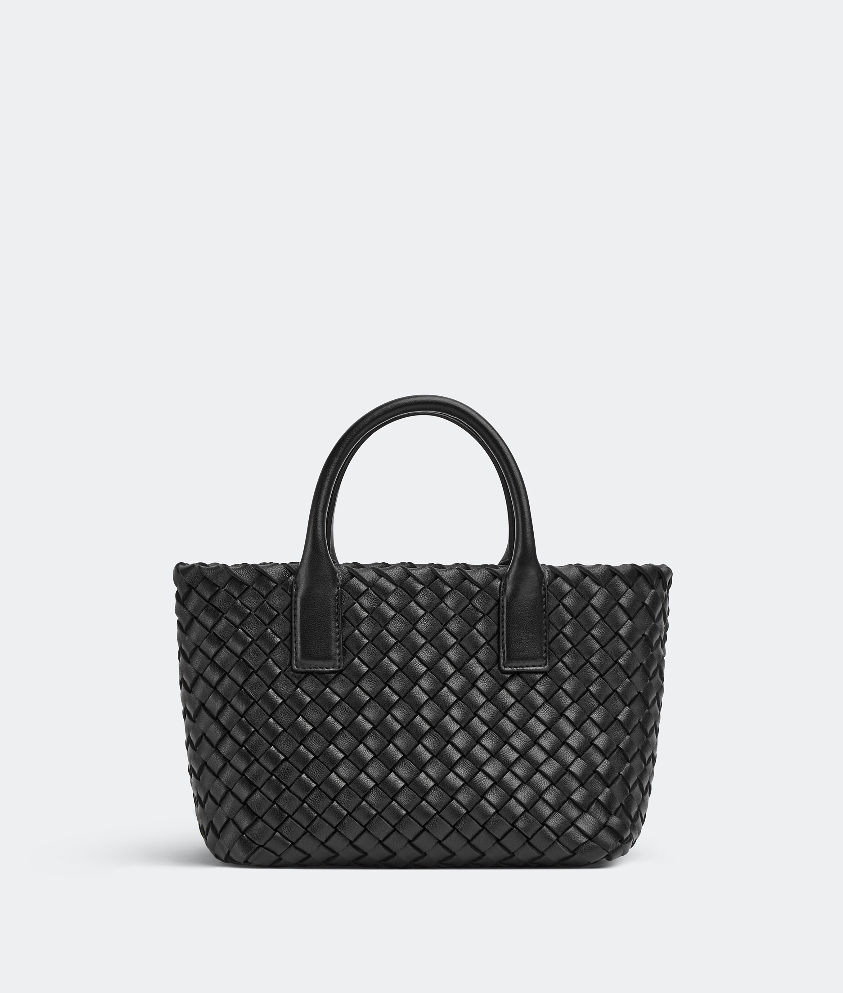 孫芸芸同款的黑色Mini Cabat編織托特包。NT$139,700(BOTTEGA VENETA提供)