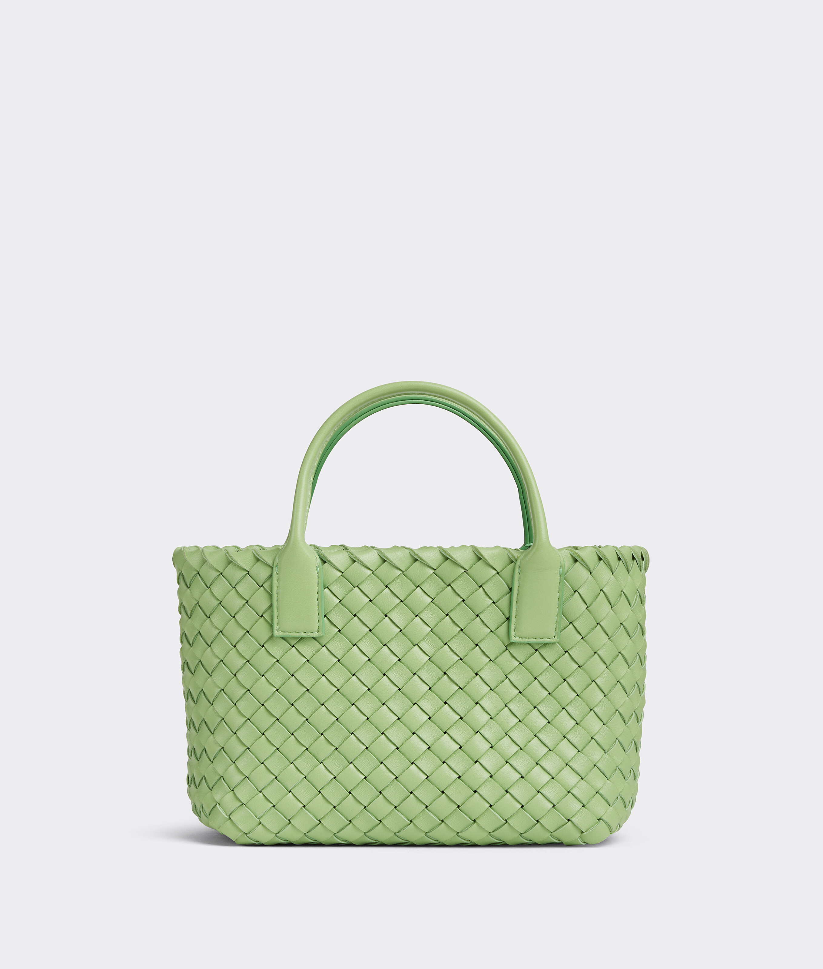 開心果綠Mini Cabat編織托特包。NT$ 139,700(BOTTEGA VENETA提供)