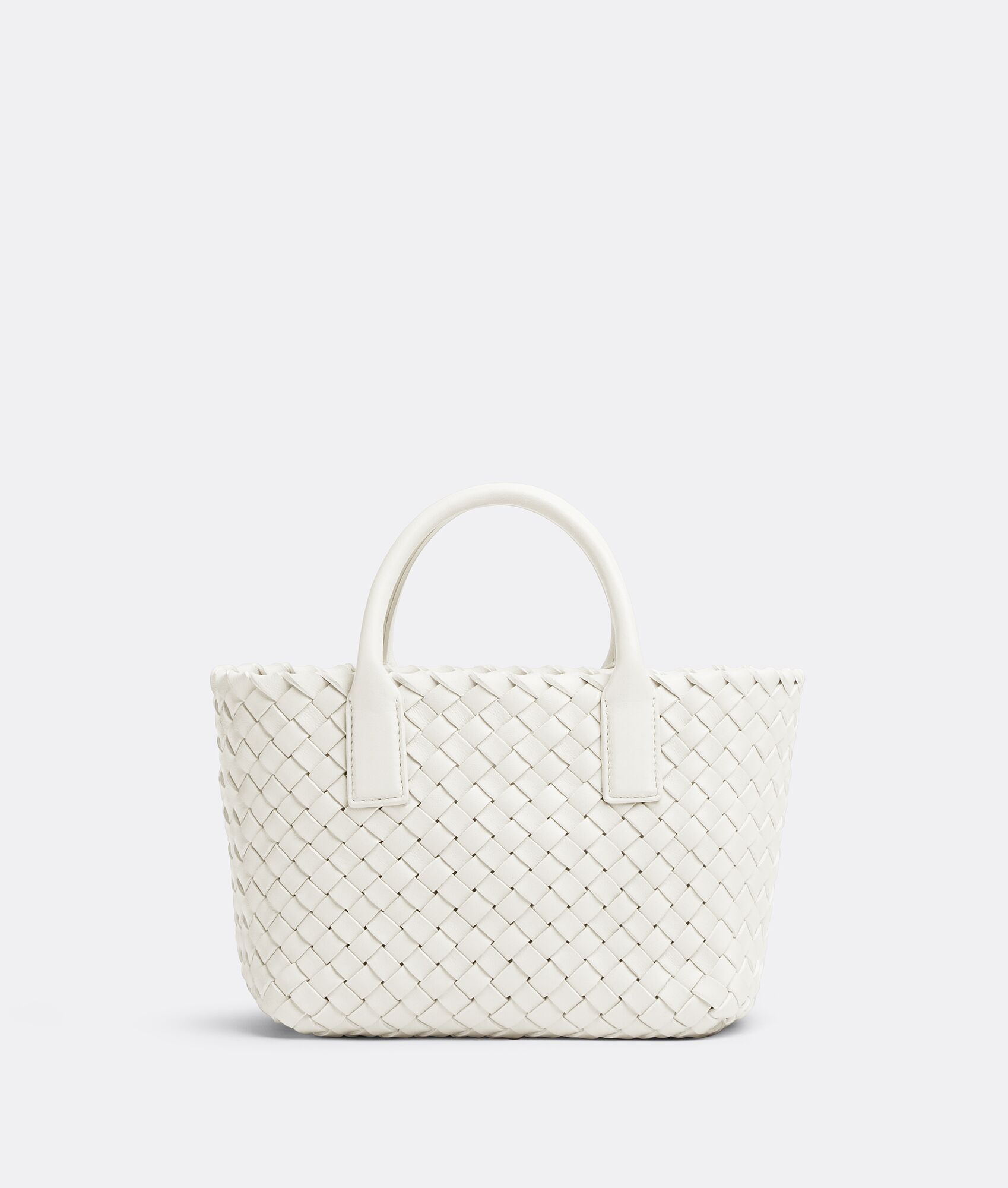 白色Mini Cabat編織托特包。NT$ 139,700(BOTTEGA VENETA提供)