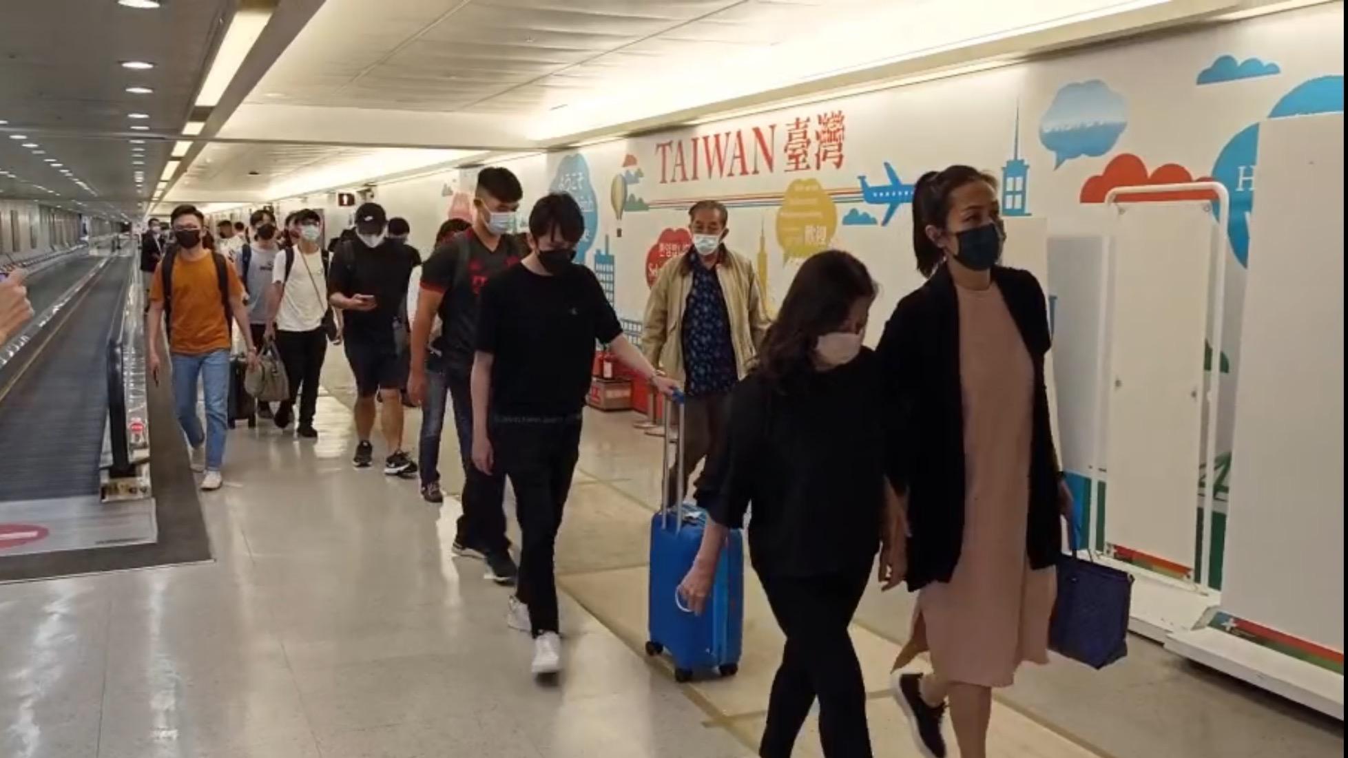 艾成馬來西亞的家人來台奔喪。（民視提供）