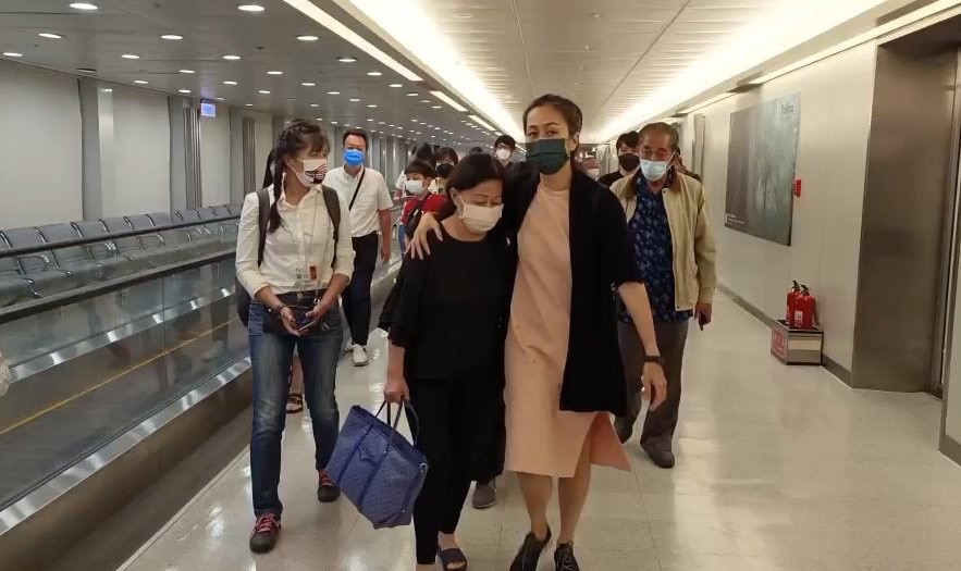 艾成的母親一身黑衣神情哀戚。(民視提供)