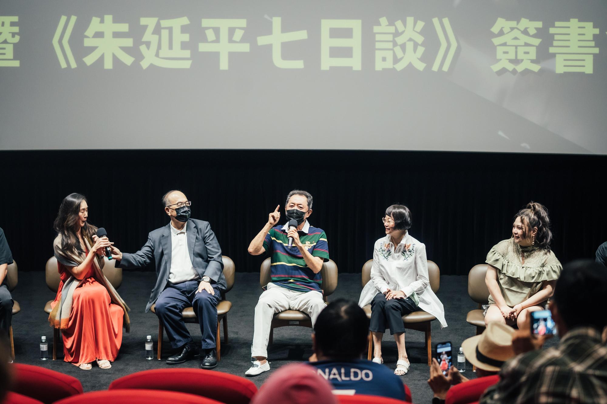 朱延平及《異域》《無國籍公民》的主要演員與觀眾進行映後座談，分享拍片祕辛。（國家影視聽中心提供）