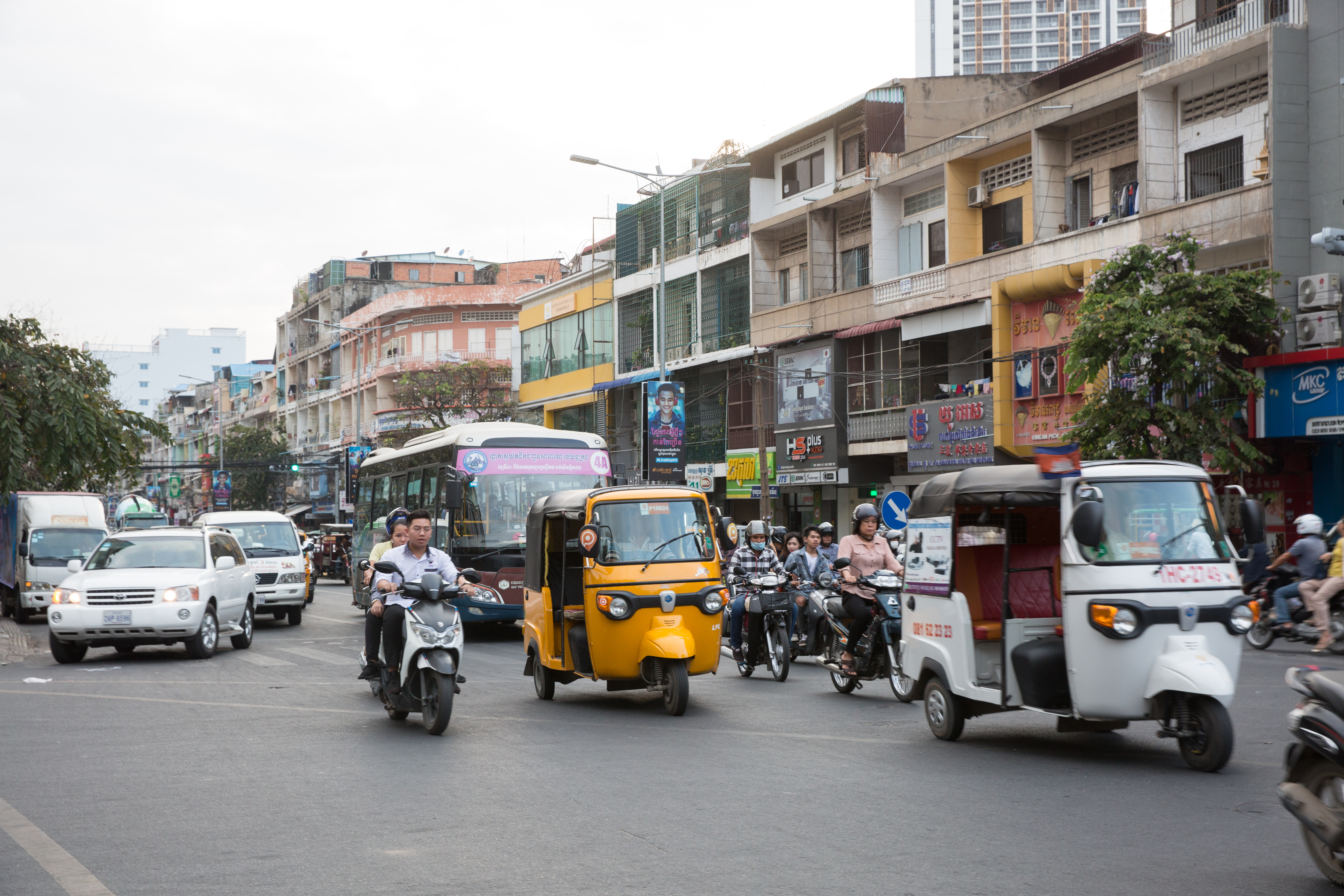一名馬來西女年輕女性被網路招募廣告吸引,到柬埔寨轉機卻受困當地;柬埔寨街景示意圖。(本刊資料照)