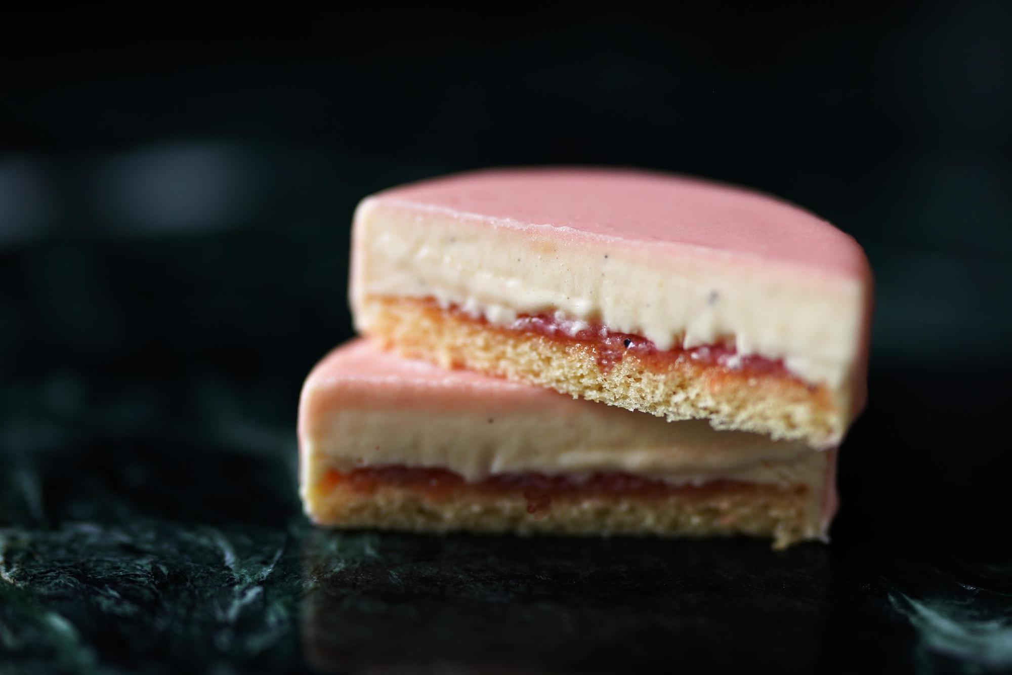 「白乳酪豐香草莓」( Yu Chocolatier‧畬室提供)