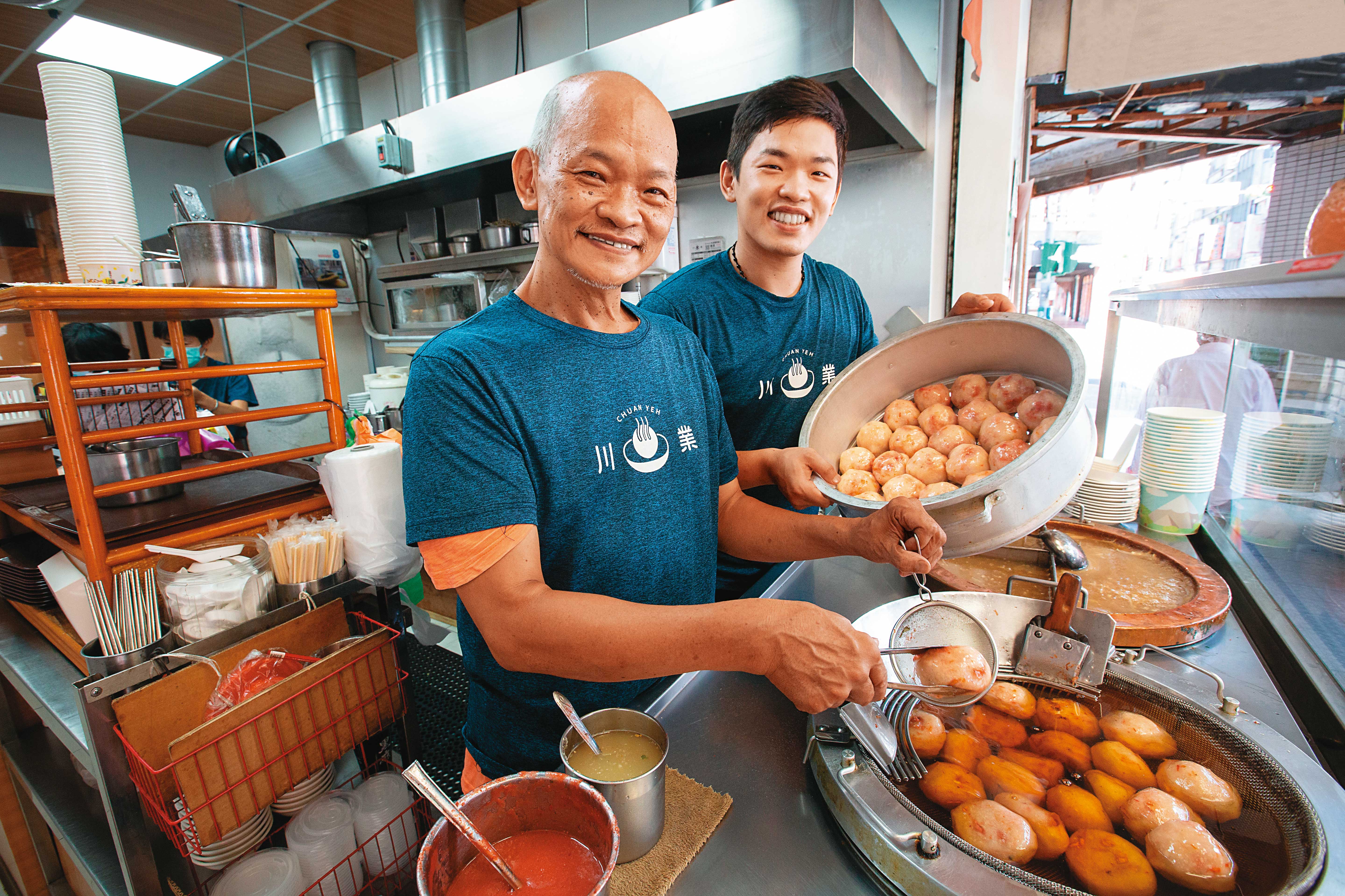 川業肉圓由第四代陳勁宏（右）接手後，父親陳明源（左）擔心客人仍不熟悉年輕面孔，推遲退休計畫跟兒子並肩作戰。