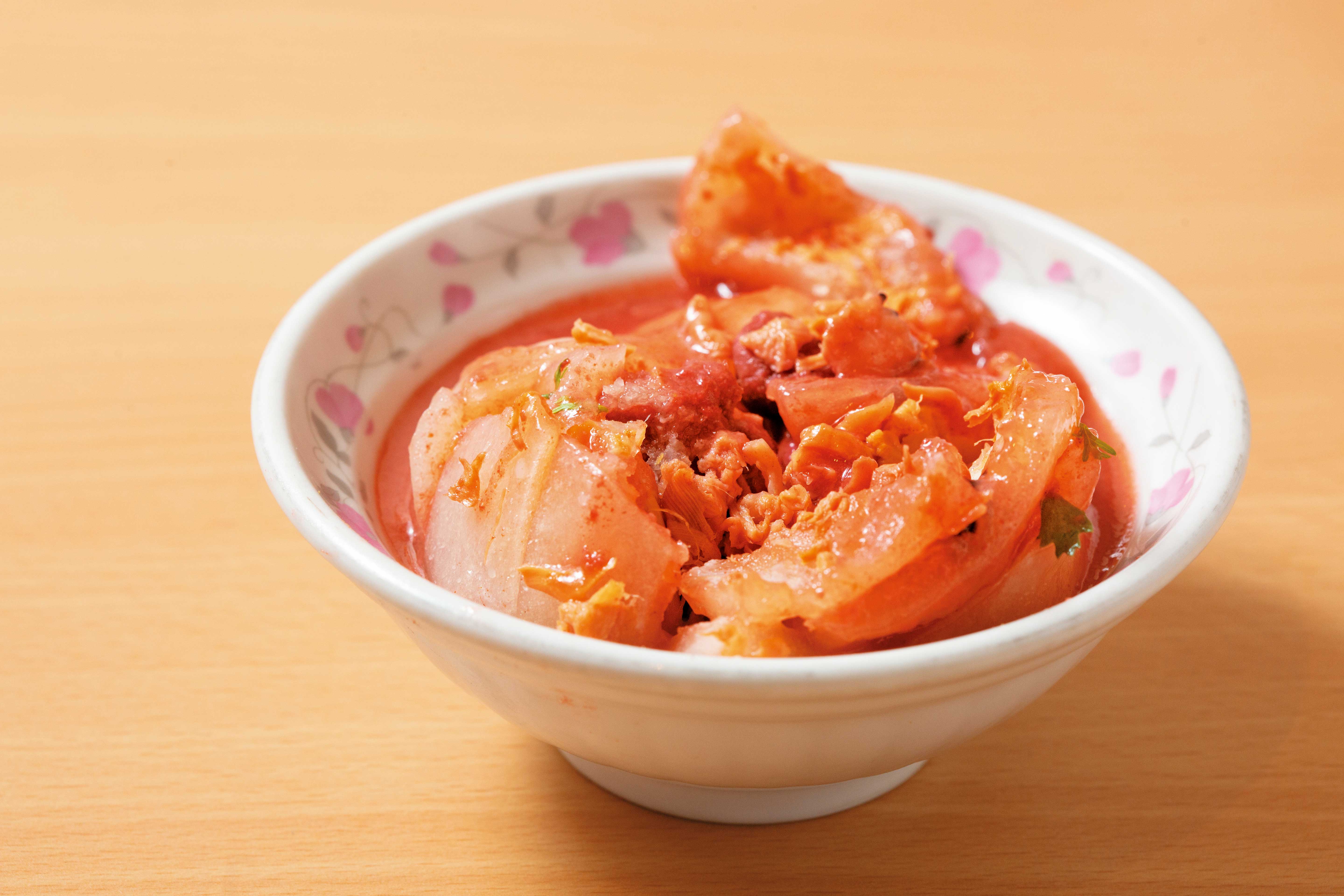川業主打紅糟肉圓，包入後腿肉、鳳尾筍和香菇，皮Q內餡紮實，有淡淡甘甜。（45元／顆）