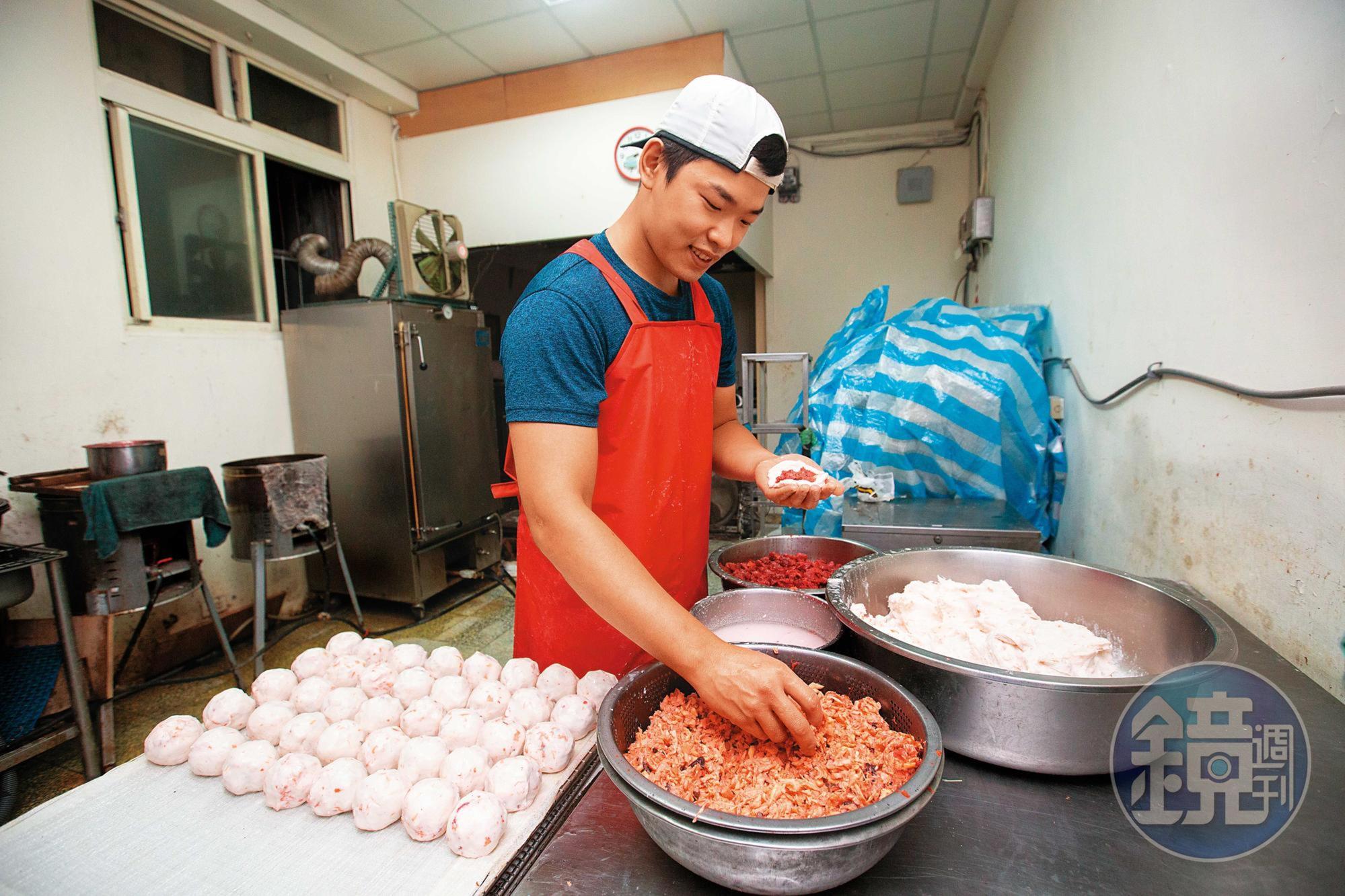 清晨6點陳勁宏就開包肉圓，手法彷彿包包子，因此肉圓特別渾圓紮實。