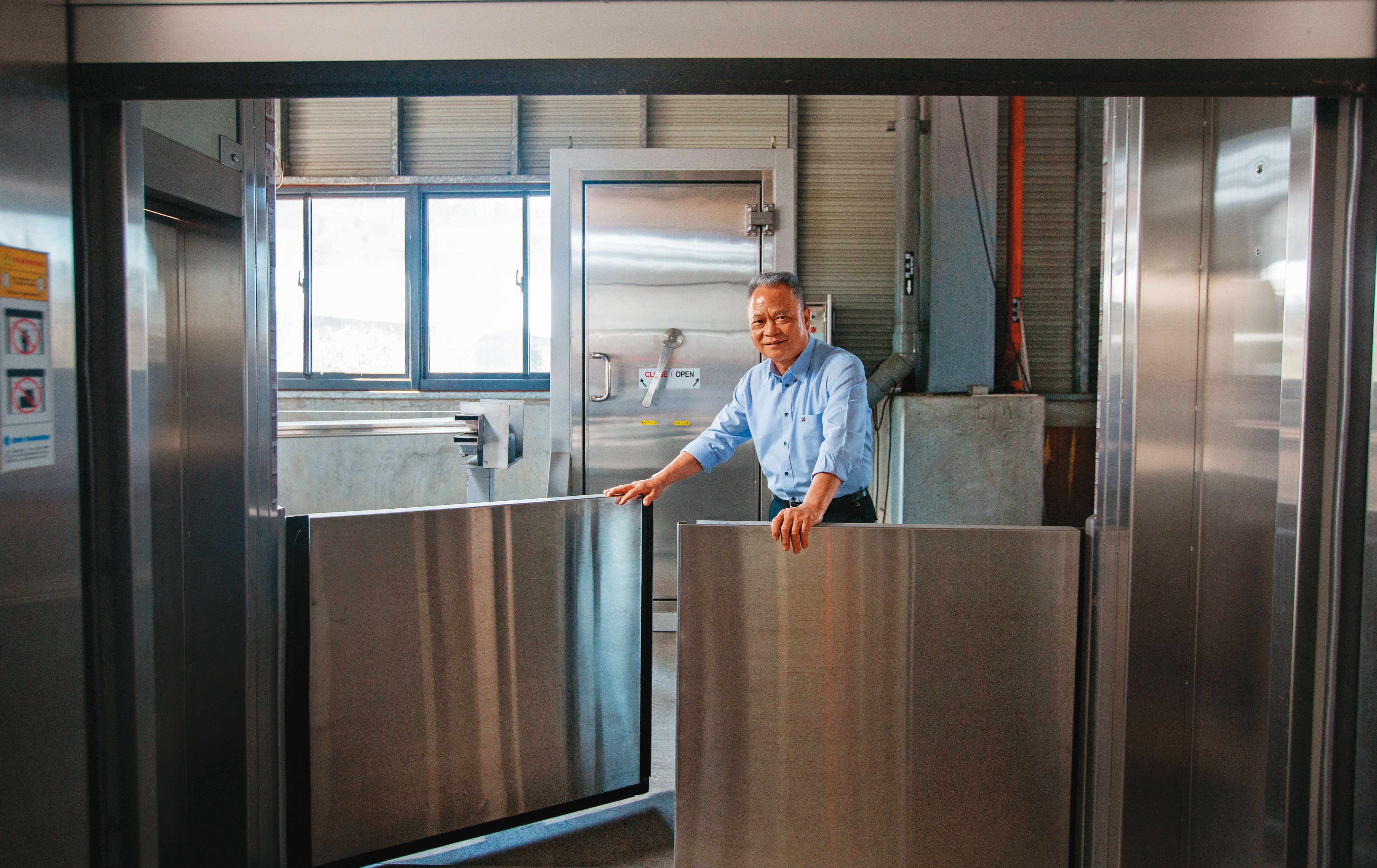 洪崇拼40年前投身電捲門事業，累積逾百種專利，帶領三久建材打入海內外重大公共工程，全球獨家防水捲門曾遭日本龍頭廠覬覦技術，是國內隱形冠軍。