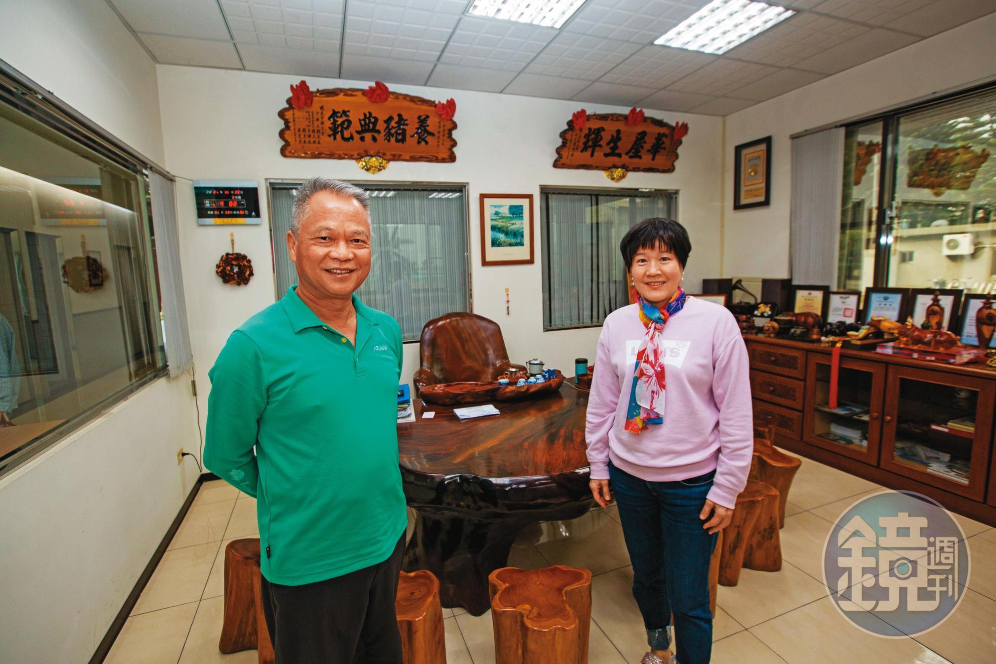 洪崇拼（左）一度將建材賺到的錢，全數投入牧場、食品廠圓品牌夢，忙到分身乏術，妻子曾桂美（右）是最佳左右手。