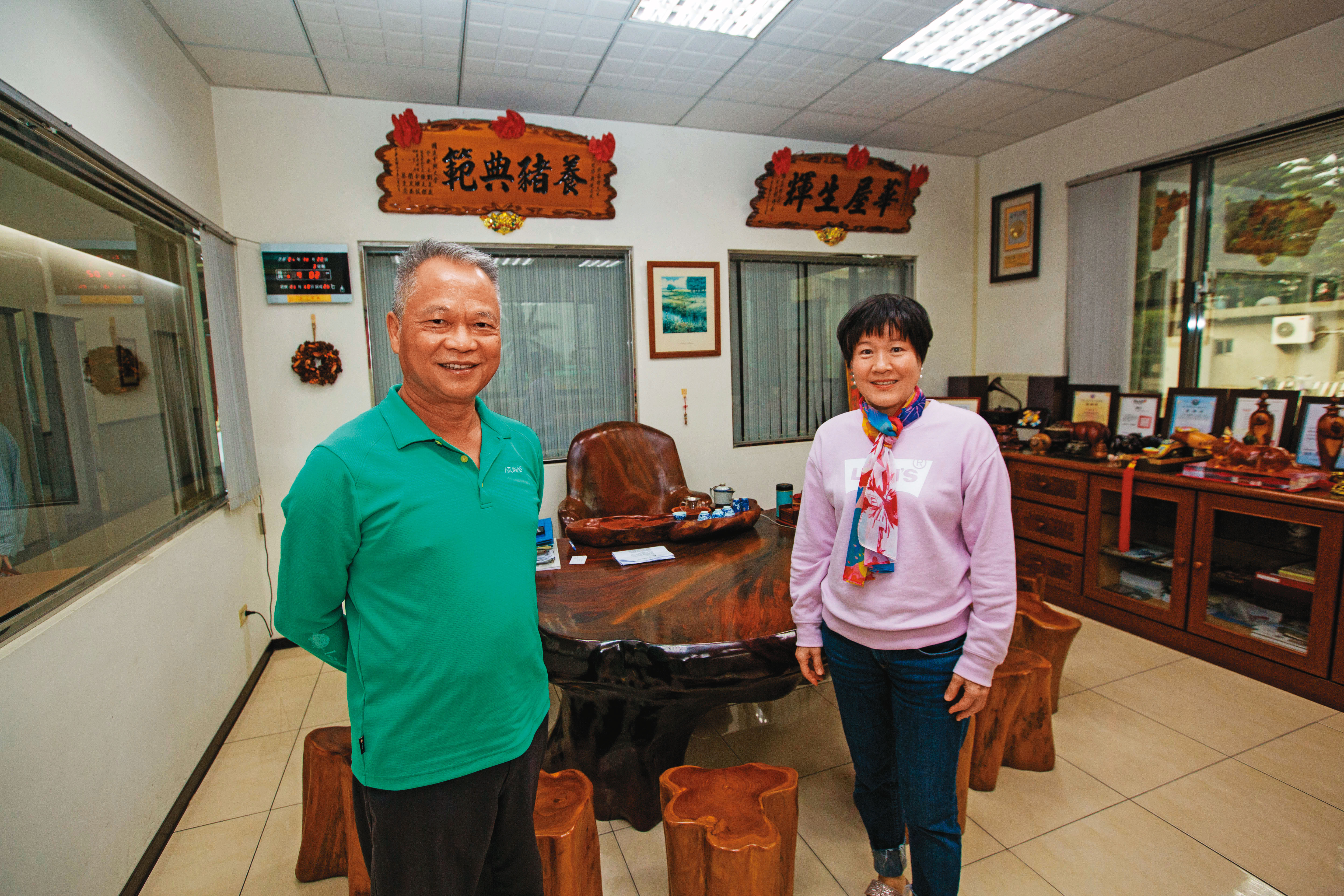 洪崇拼（左）一度將建材賺到的錢，全數投入牧場、食品廠圓品牌夢，忙到分身乏術，妻子曾桂美（右）是最佳左右手。