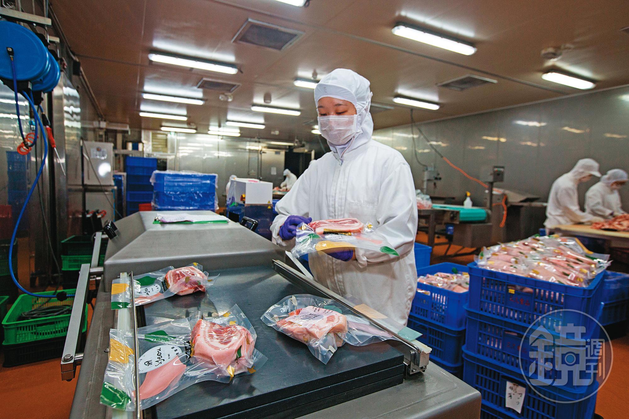 三久食品廠分切豬肉全程溫控在15℃，作業環境清潔程度達無塵室等級。