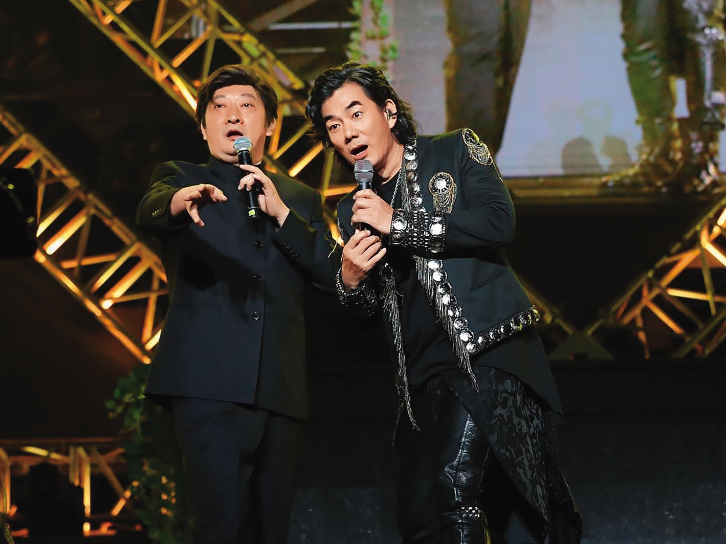 任賢齊（右）和九孔（左）一路相挺從青春到中年，任賢齊很會督促身邊人進步，九孔努力從綜藝咖變電影咖，就是音樂人當不了。（翻攝自任賢齊臉書）