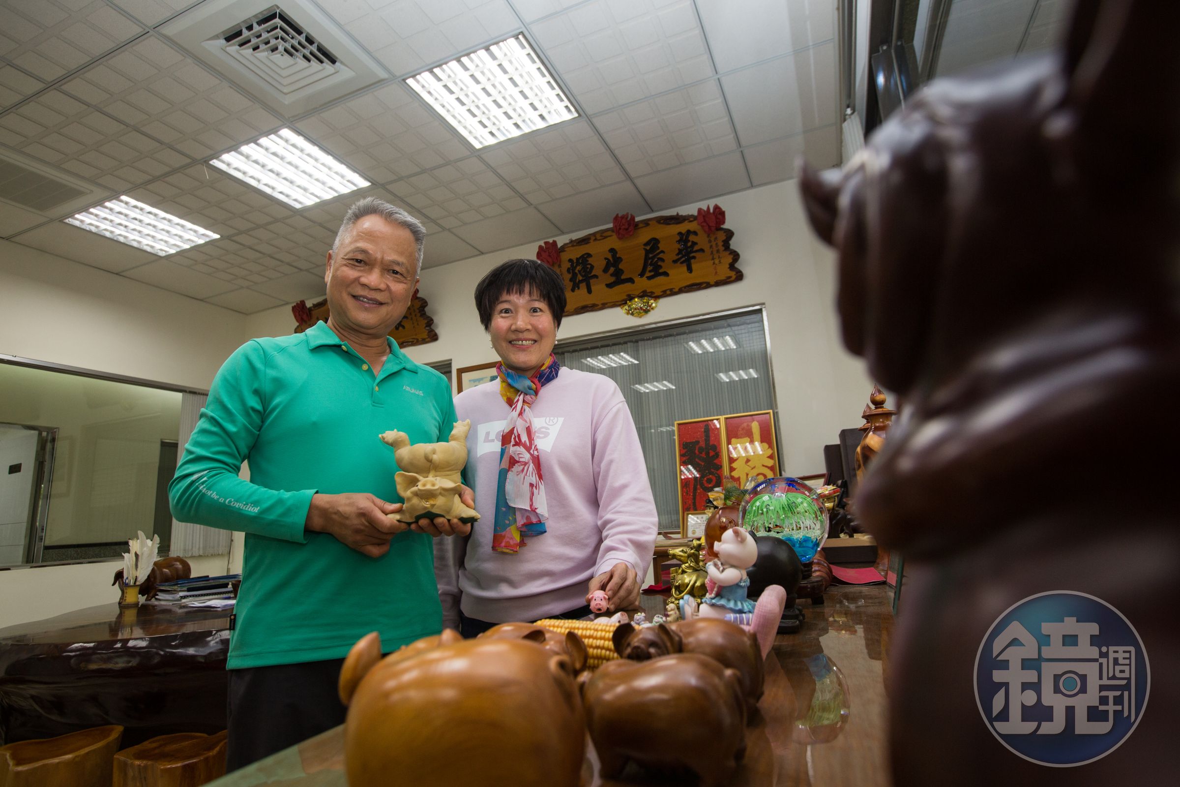 洪崇拼（左）人如其名，不管是經營電捲門事業或畜牧食品廠，要做就做最好的，太太曾桂美全心力挺，於公於私都是最佳夥伴。