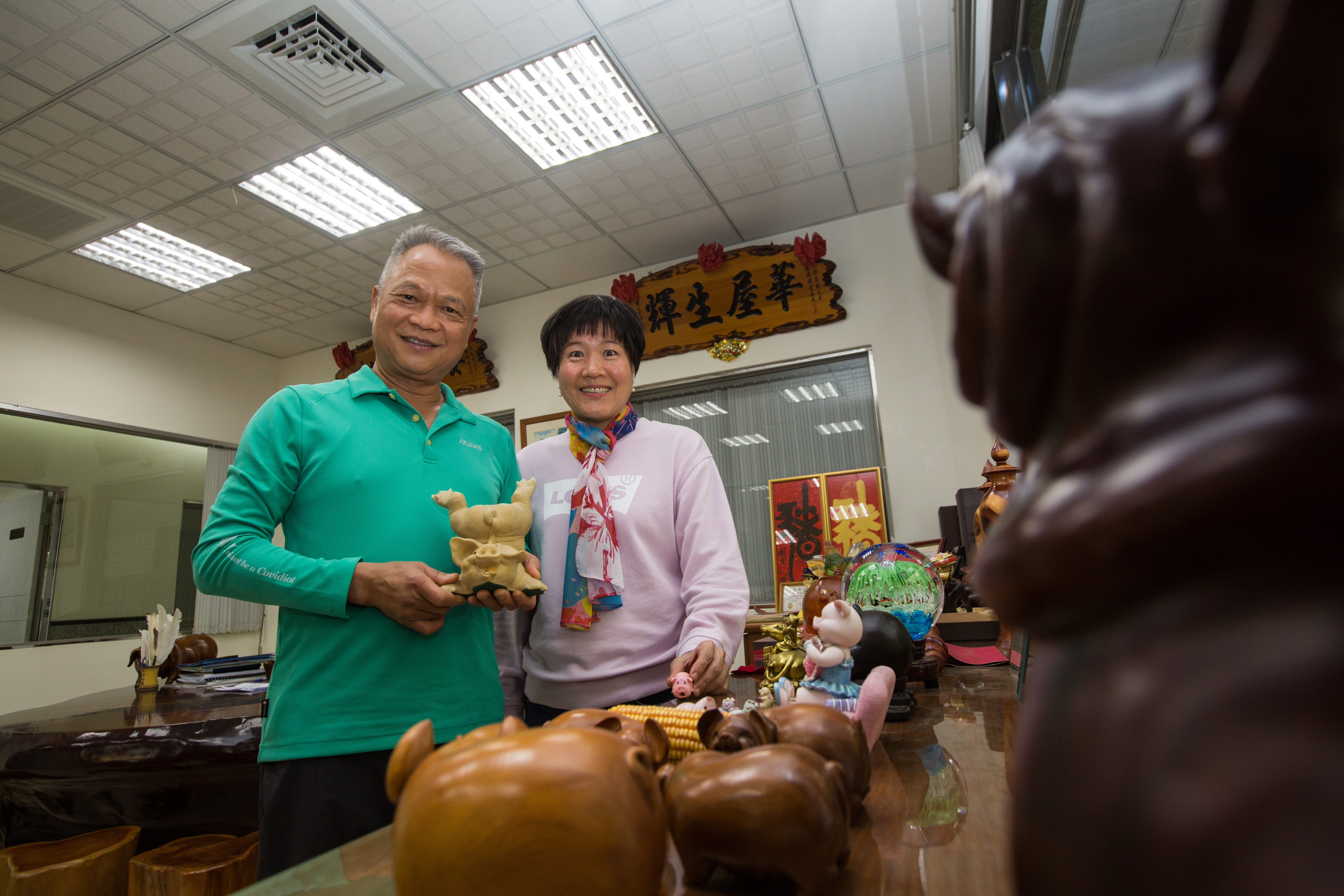 洪崇拼（左）人如其名，不管是經營電捲門事業或畜牧食品廠，要做就做最好的，太太曾桂美全心力挺，於公於私都是最佳夥伴。