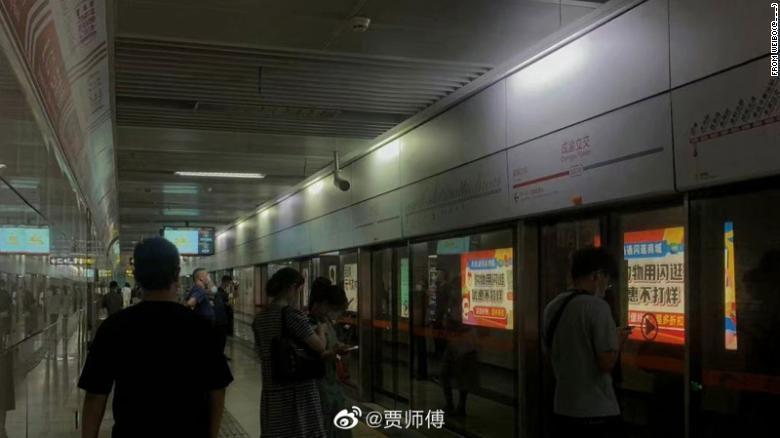 成都地鐵站近日開啟「省電」模式運作，包括調暗站內照明設備，並調整月台及車廂內空調溫度。（翻攝賈師傅微博）
