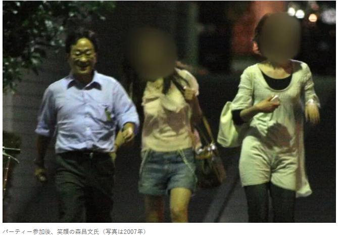 森昌文在2007年被拍到跟多名妹子走在深夜街頭。(翻自《News Post7》)