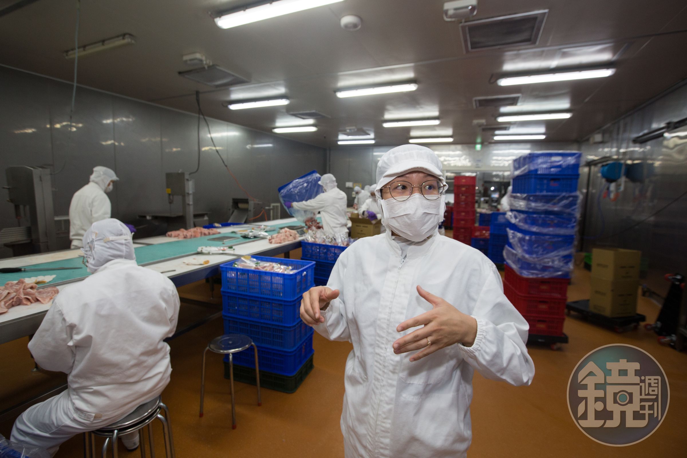 三久食品廠分切豬肉全程溫控在15℃，作業環境清潔程度達無塵室等級。