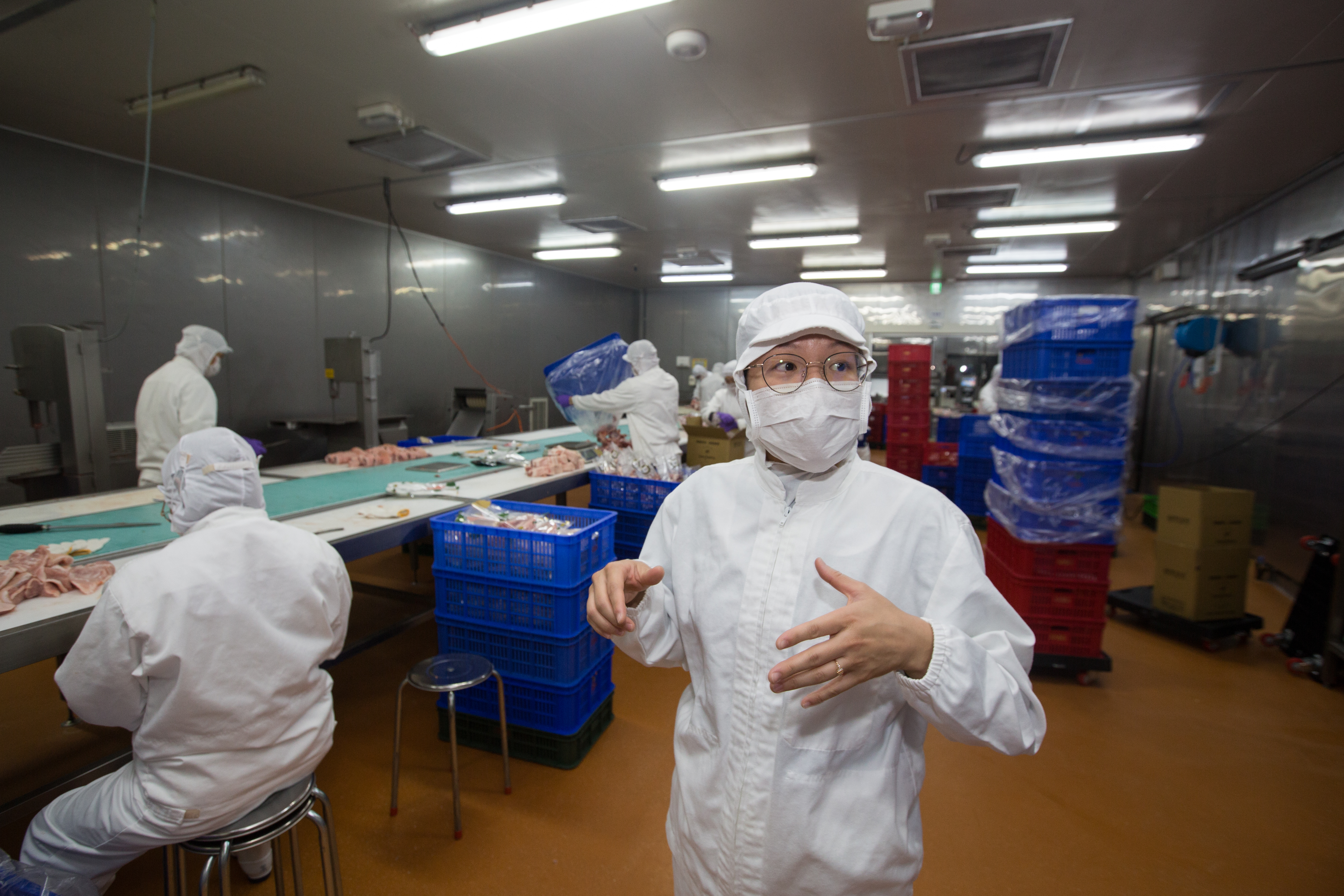 三久食品廠分切豬肉全程溫控在15℃，作業環境清潔程度達無塵室等級。