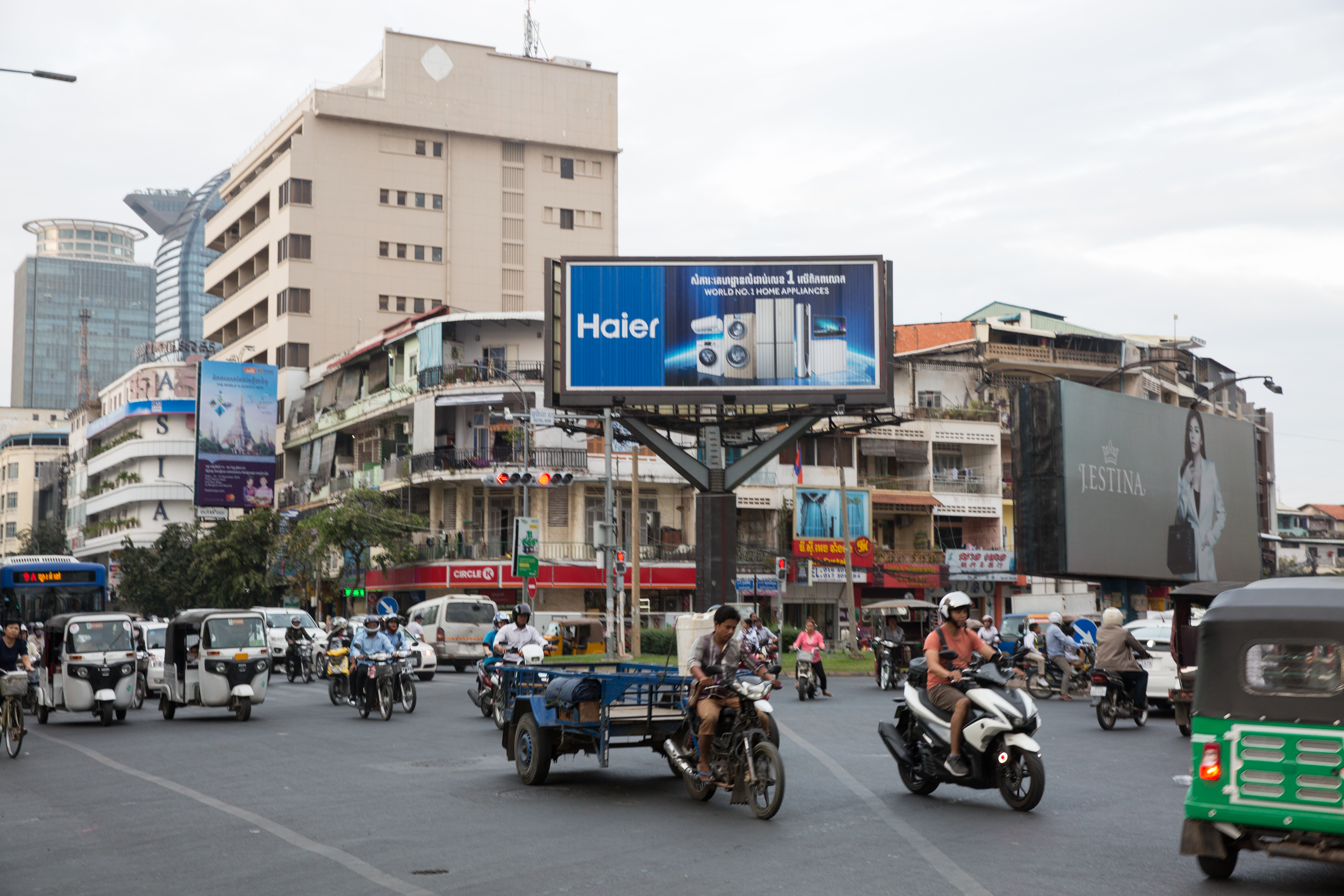 近期台灣人、馬來西亞人、香港人都遭人蛇集團盯上；柬埔寨街景示意圖。（本刊資料照）