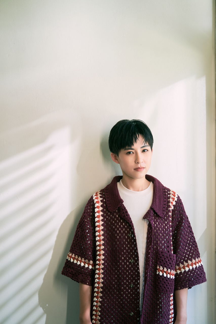 金曲製造機JerryC「一錄到底」為達連貫情緒不喊卡,王彙筑首次嘗試「不停」錄法直呼新鮮。(索尼音樂提供)