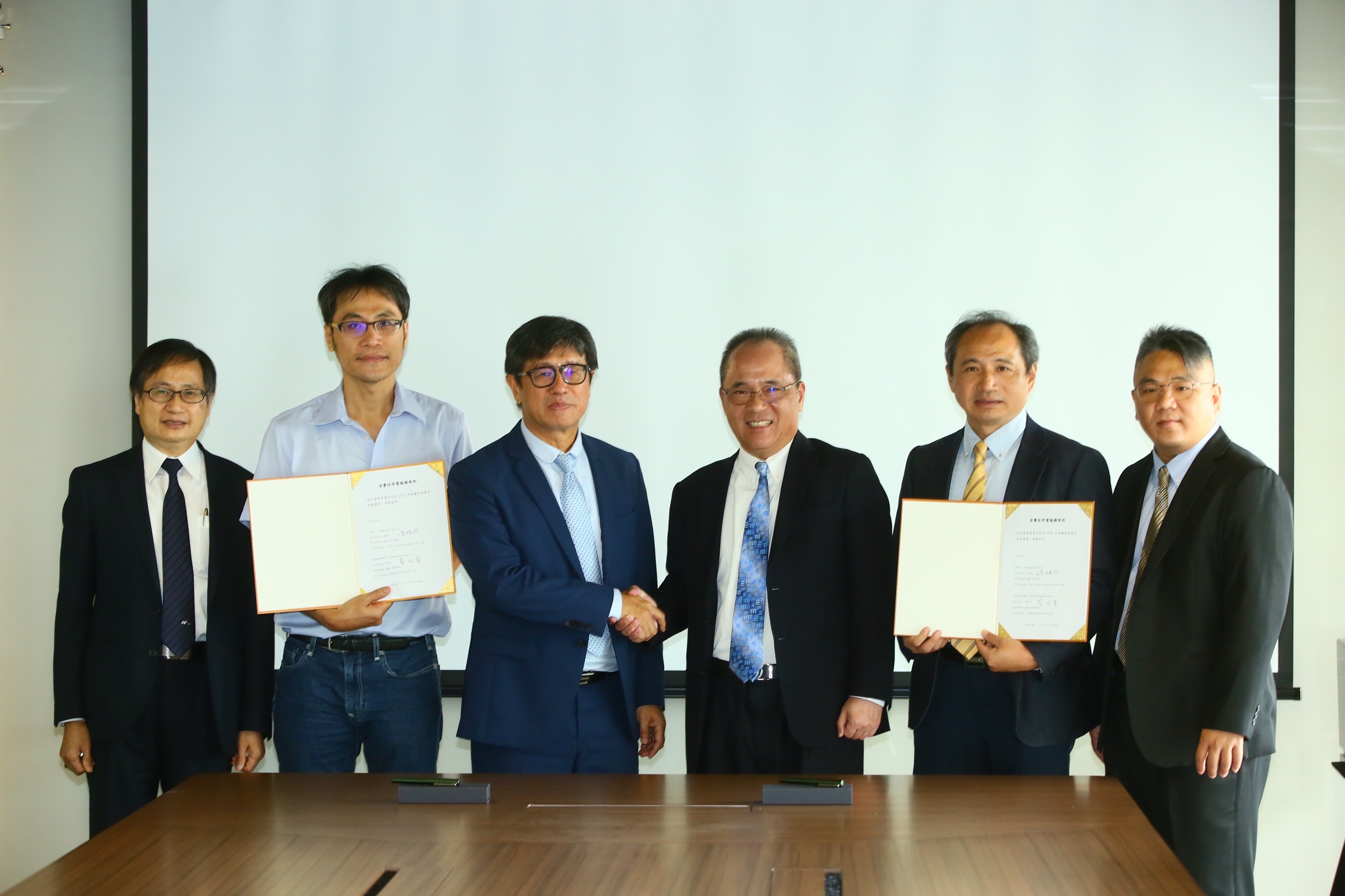 崇越電通未雨綢繆提早布局綠電,和寶晶能源在綠電採購上合作。右三為崇越董事長潘振成、左三為寶晶董事長蔡佳晉。