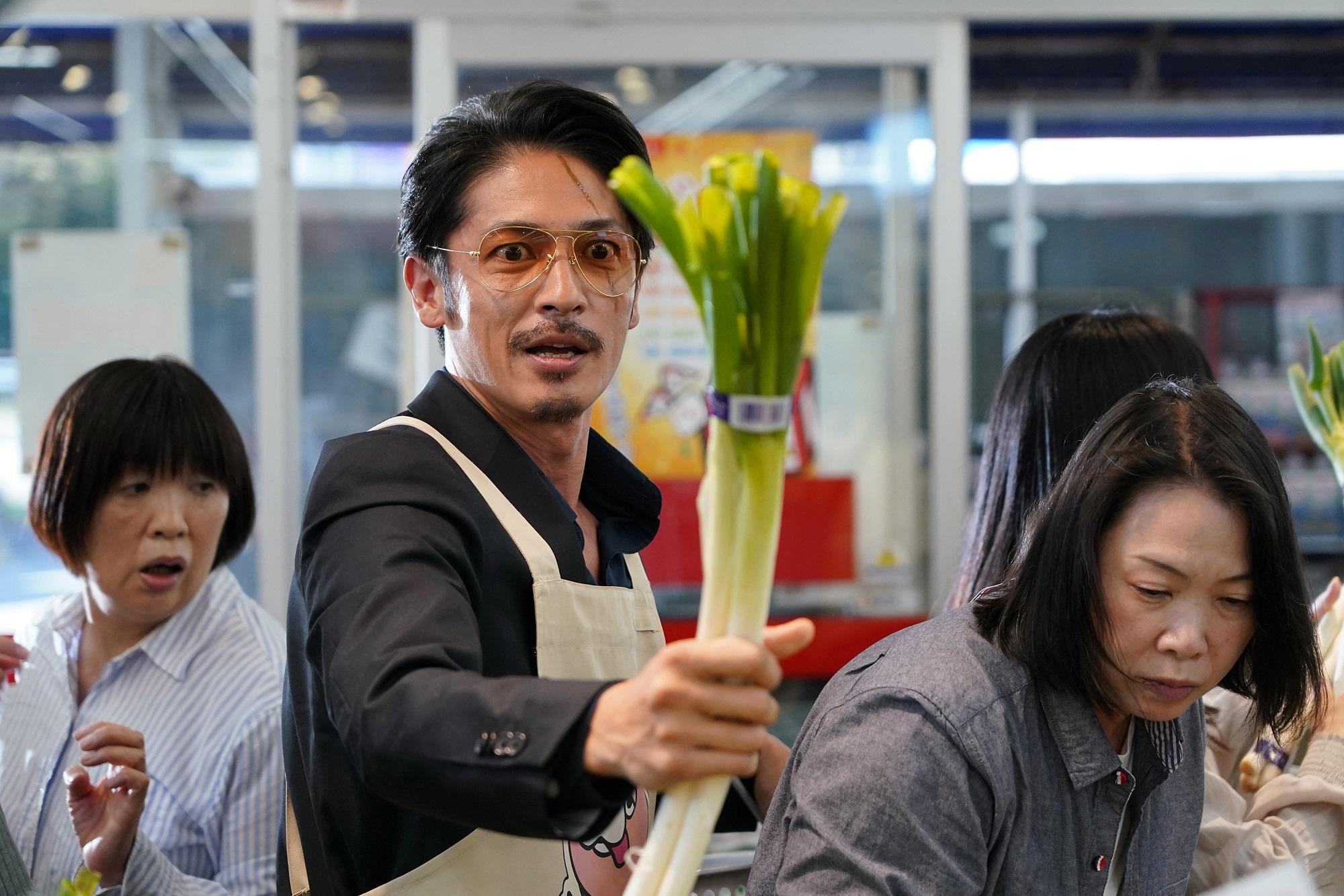玉木宏（左二）在《極道主夫 電影版》飾演曾是黑道的家庭主夫。（車庫娛樂提供）