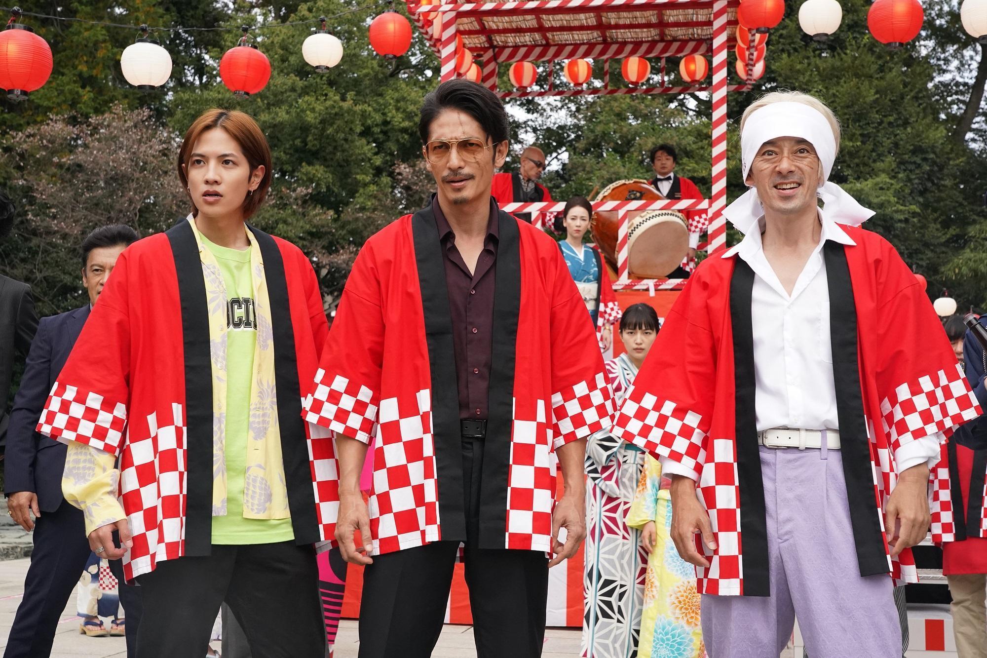 《極道主夫 電影版》電影版增加不少動作戲，日劇版演員志尊淳（左起）、玉木宏、瀧藤賢一等人也回鍋演出。（車庫娛樂提供）