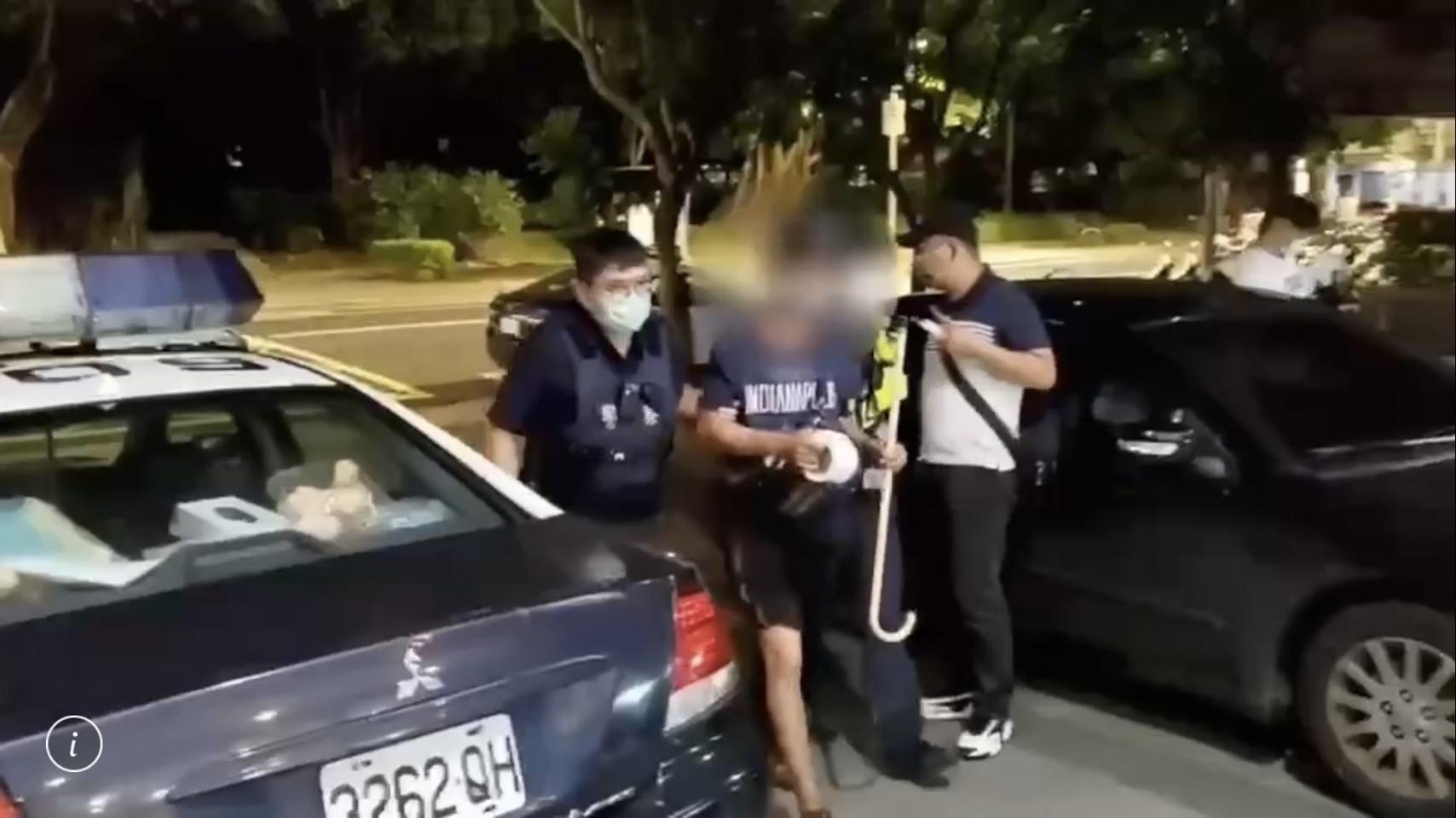 警方勘驗劉男槍枝，確認是玩具槍。（翻攝畫面）