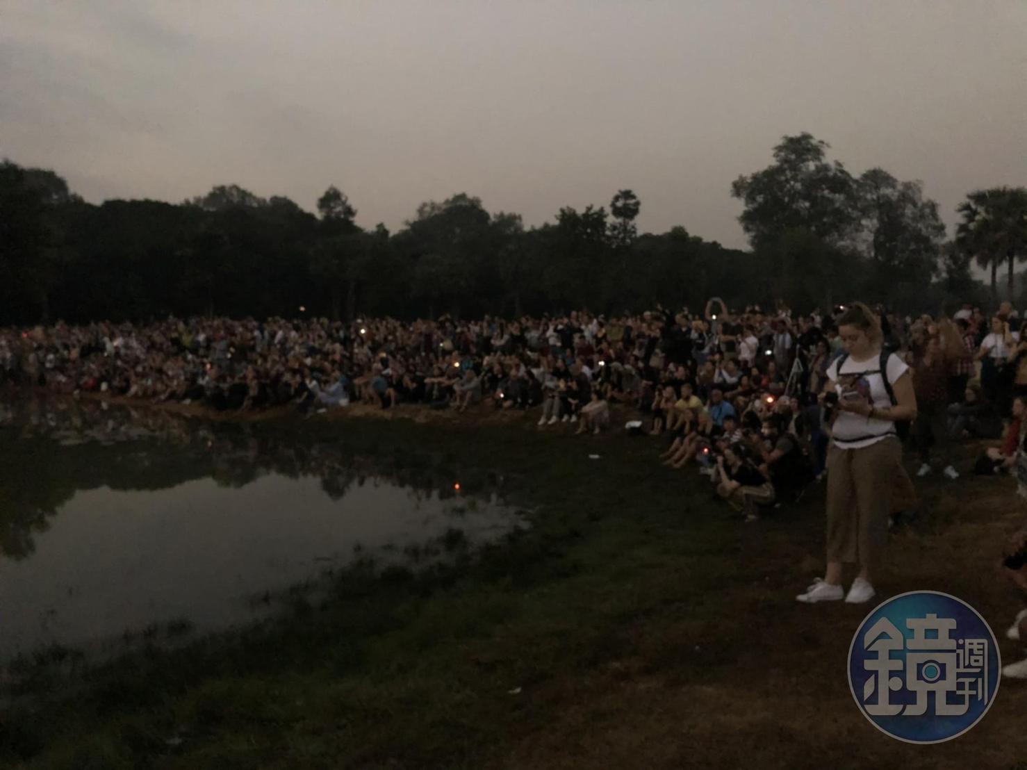 每天清晨都會有許多外國遊客到神廟前等待日出,像野生動物一樣圍聚在水塘前,將手中鏡頭對準數十公尺外古老聖地,就怕錯過光芒萬丈的一刻。
