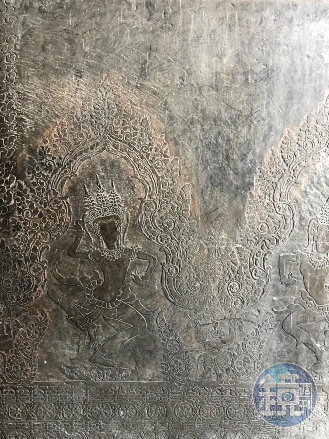 小吳哥的牆壁上有許多非常細緻的壁畫,圖為最常見的阿普沙拉仙女,印度教裡從善與惡中誕生的女神,以歌舞娛樂眾神。