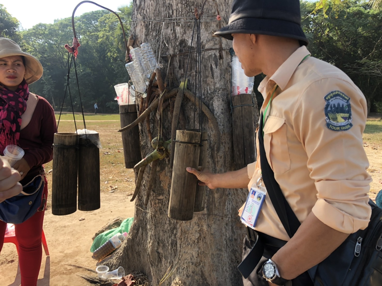 小吳提醒我們，身穿制服、手臂上有國家標章的才是合法的導覽員，並跟我們介紹路邊傳統飲料棕梠樹汁。