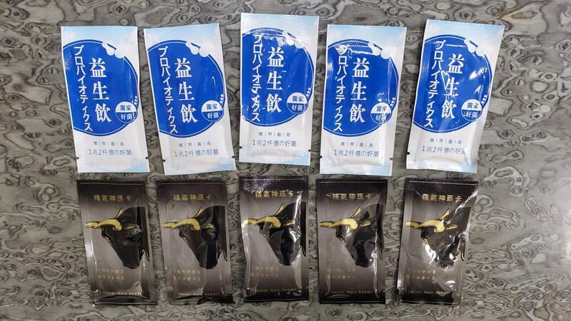 警方查獲印有益生飲、精氣神瑪卡的毒咖啡包。(警方提供)