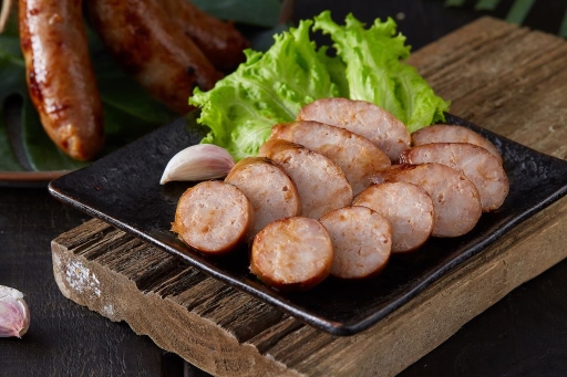 三久食品從源頭管控，並確保所有品項皆不含添加物，其中香腸更是全台首家獲得A.a無添加協會100％無添加最高肯定認證。（6條／200元，翻攝三久食品官網）