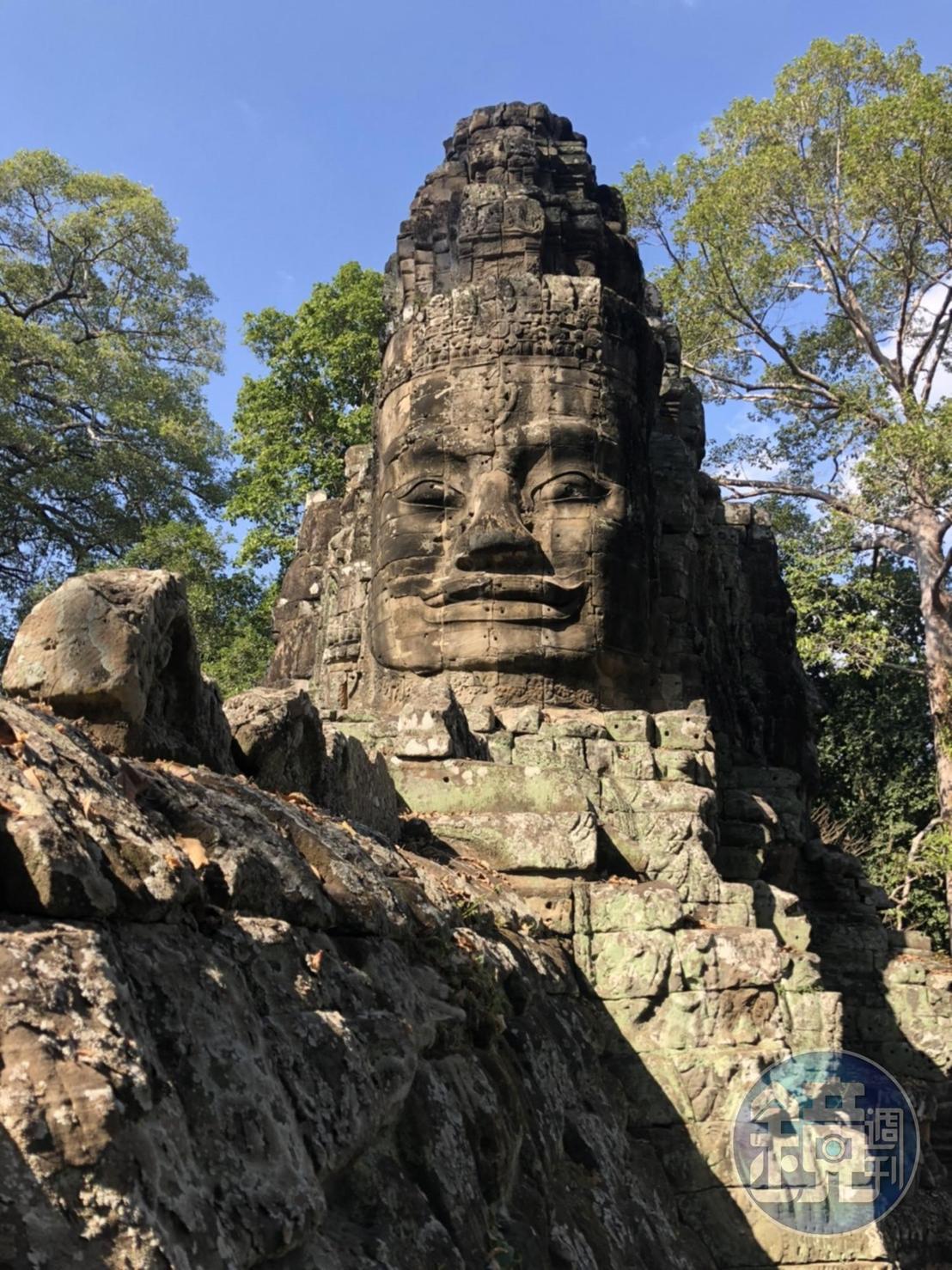 微笑高棉聞名全球,位在吳哥窟中的巴戎寺,該地到處都有四面微笑的佛像,不小心就會迷路在其中。