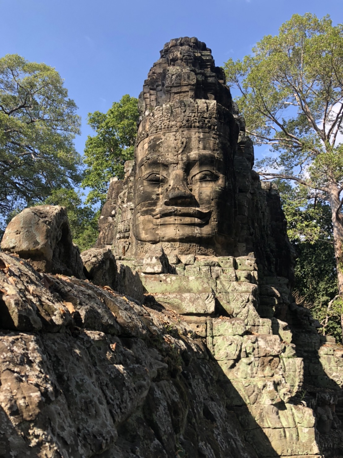 微笑高棉聞名全球，位在吳哥窟中的巴戎寺，該地到處都有四面微笑的佛像，不小心就會迷路在其中。