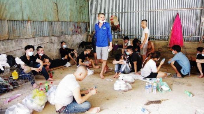 越南「豬仔」賭命出逃柬埔寨,最新畫面曝光!40人成功游泳返國、2人失敗。(翻自越南《交通報》)