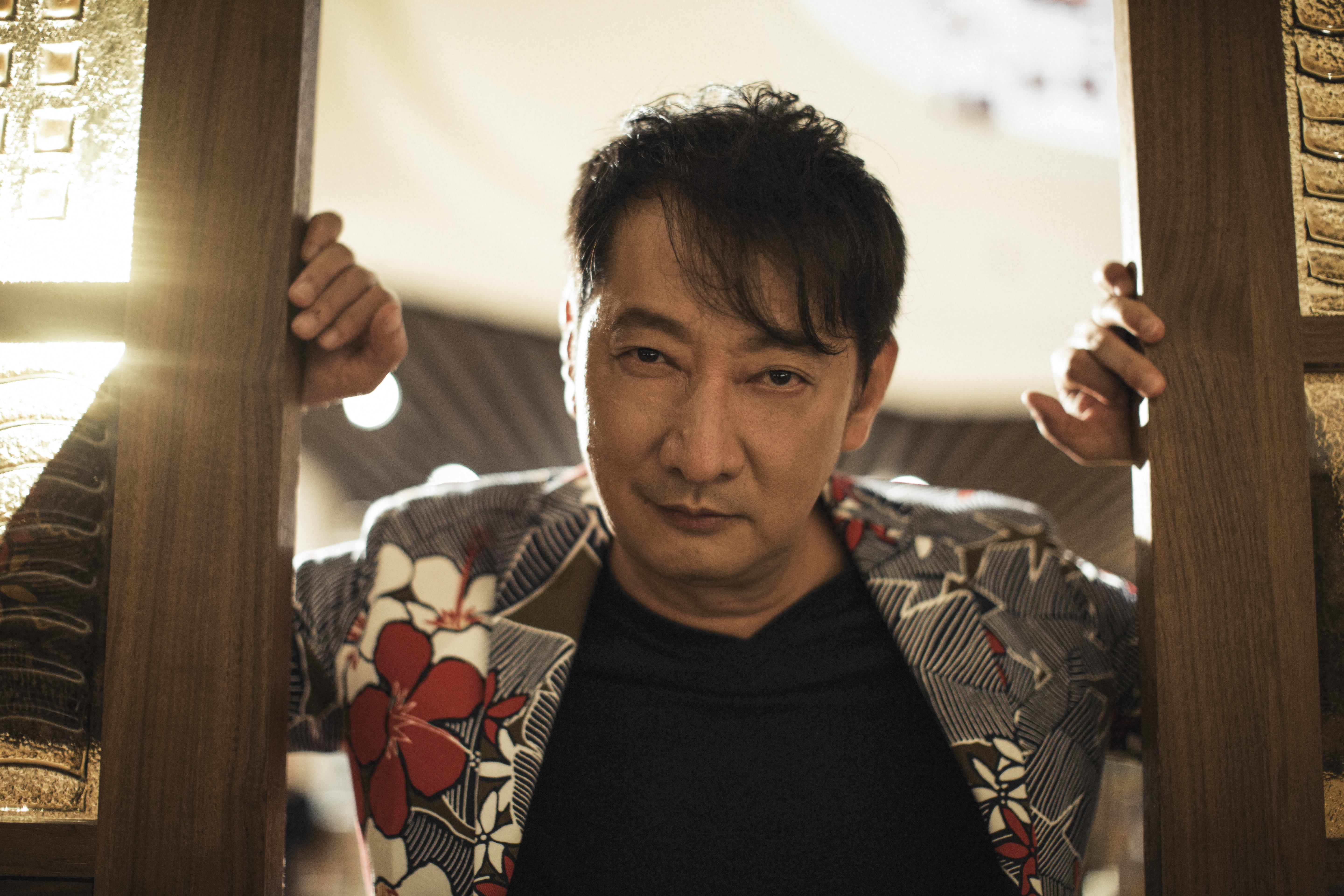 九孔綜藝咖在街頭巷尾的魅力無人能擋，在任賢齊還是小歌手沒走紅前，可是跟著他才有飯吃。