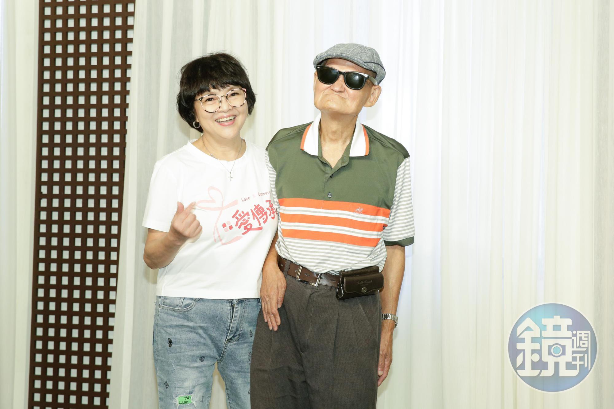 紀寶如(左)與李炳輝(右)一起出席「不老銀行」公益活動。
