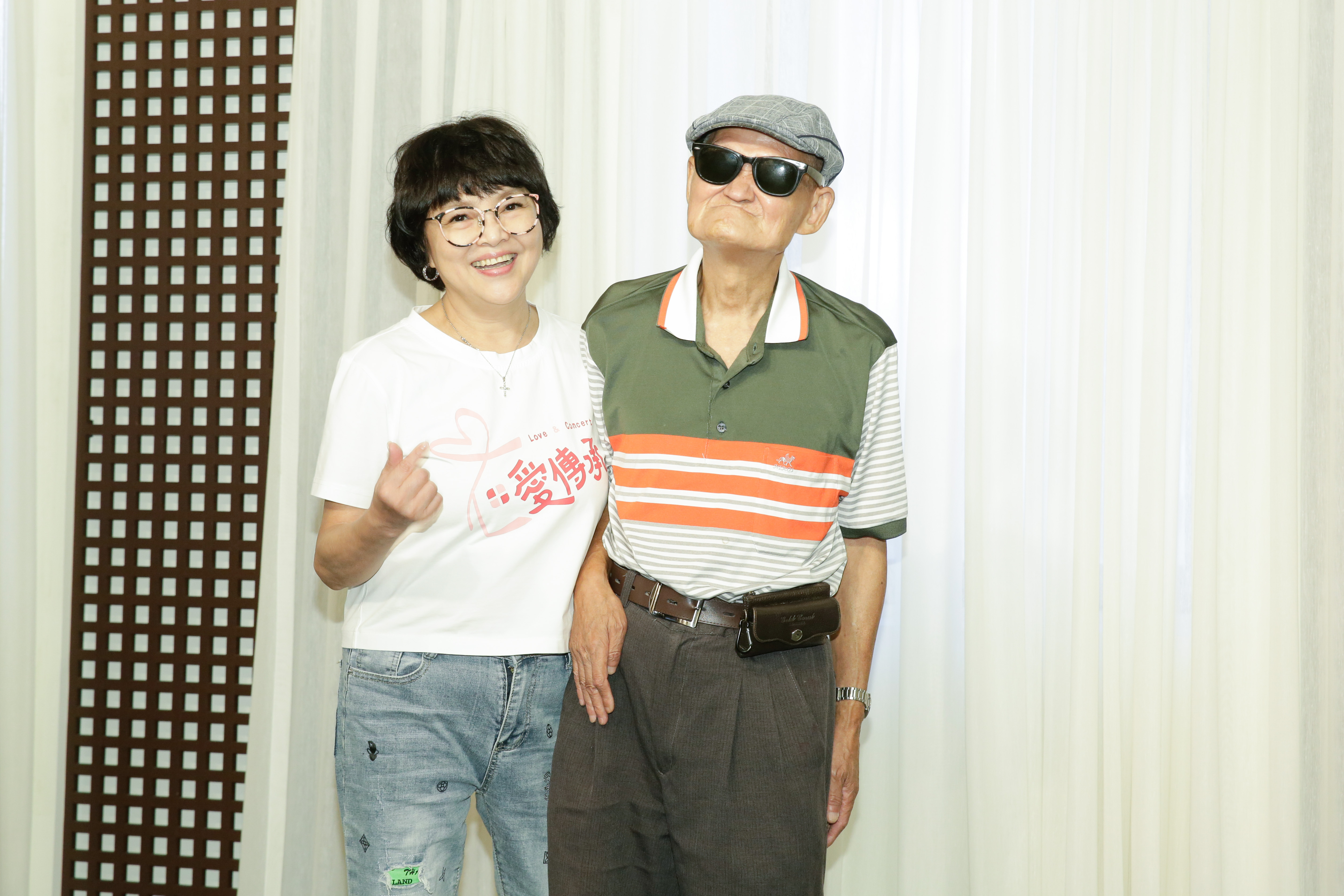 紀寶如（左）與李炳輝（右）一起出席「不老銀行」公益活動。