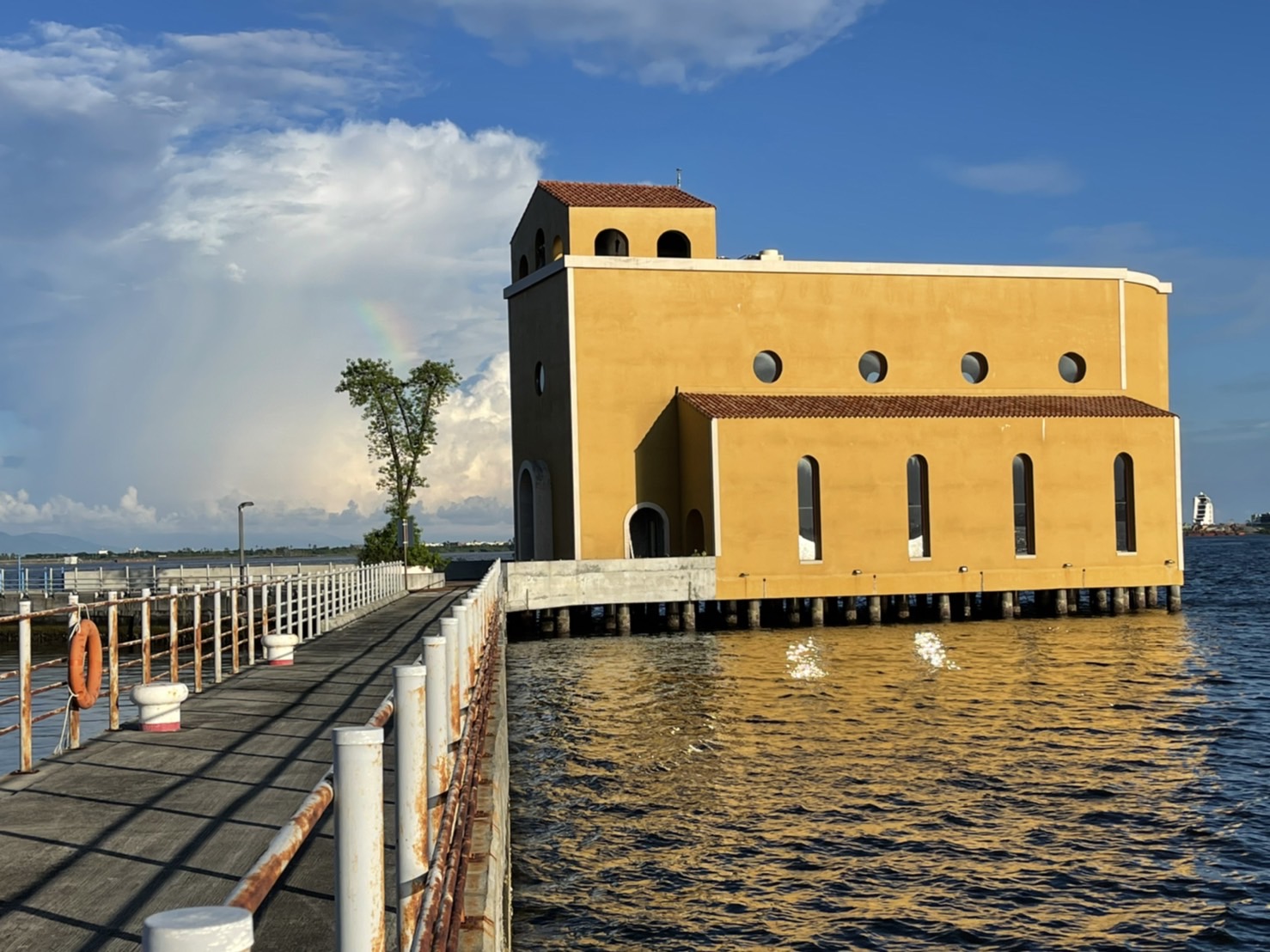 位於屏東大鵬灣的「海上教堂咖啡館」近日開始試營運。（廖志峯提供）