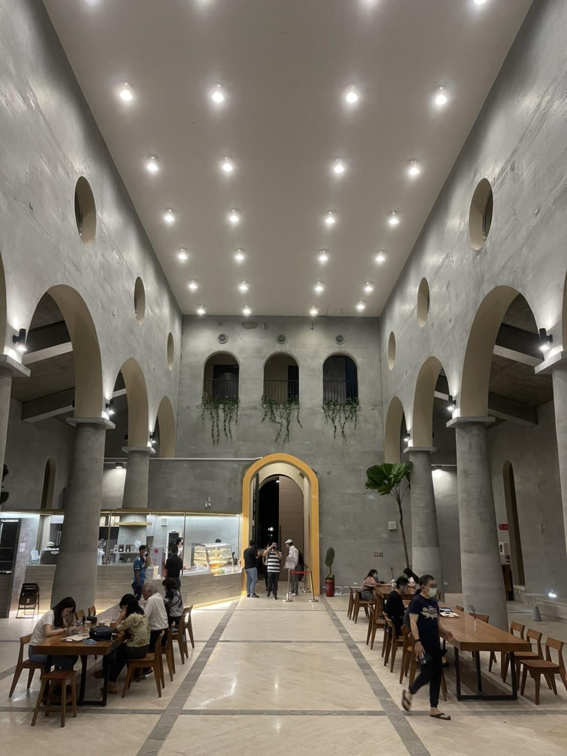圓形的窗孔在白天會透進光線,日夜不同光景。(廖志峯提供)