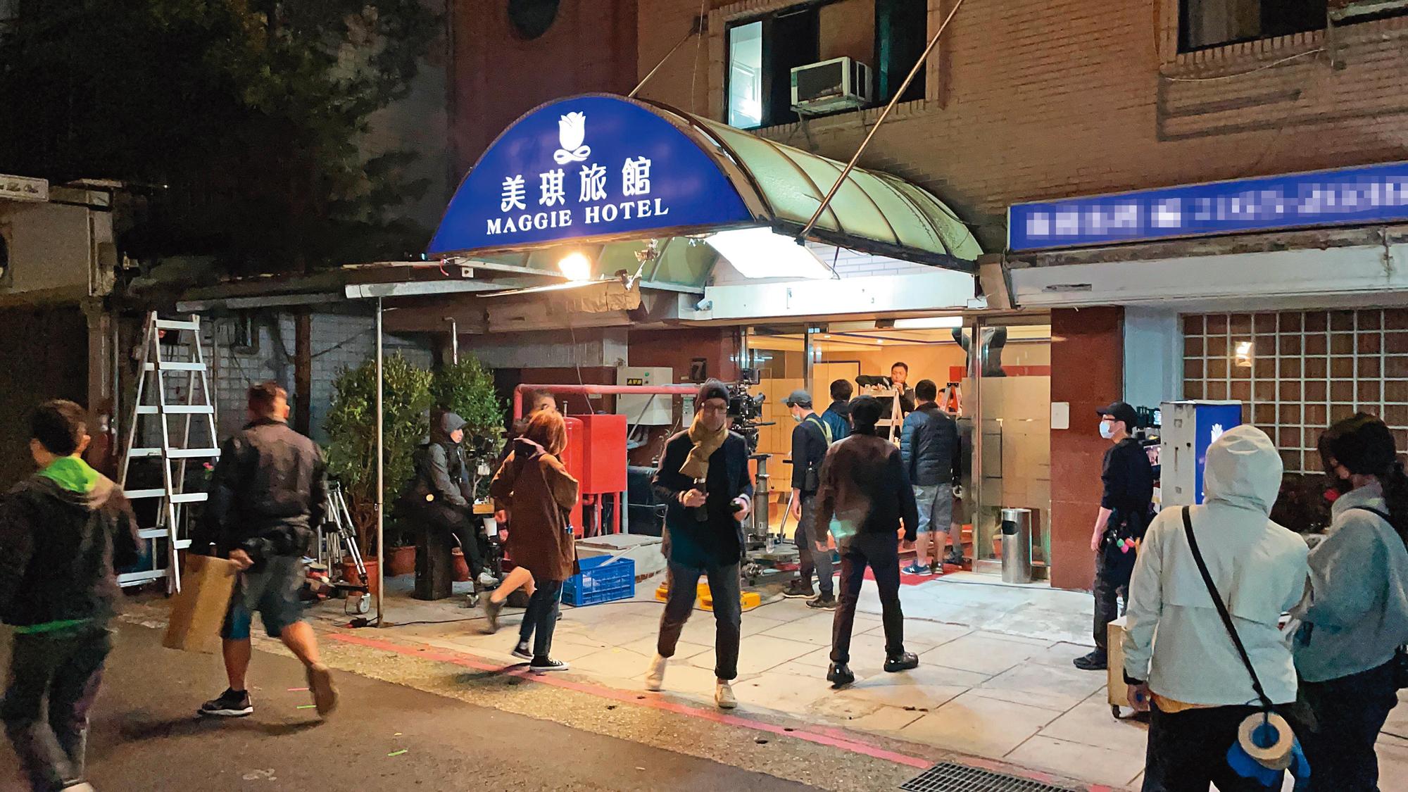 旅館是男、女主角相識、相戀的主場景，雖涉及特種行業，卻以詼諧、趣味的方式呈現。（甲上提供）