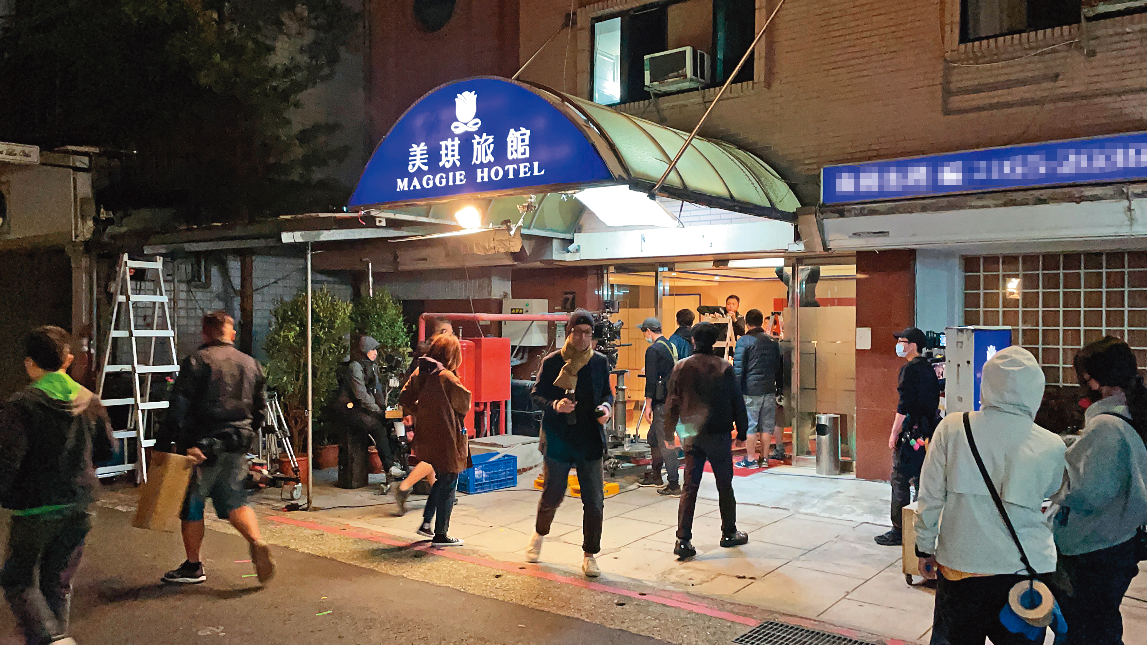 旅館是男、女主角相識、相戀的主場景，雖涉及特種行業，卻以詼諧、趣味的方式呈現。（甲上提供）