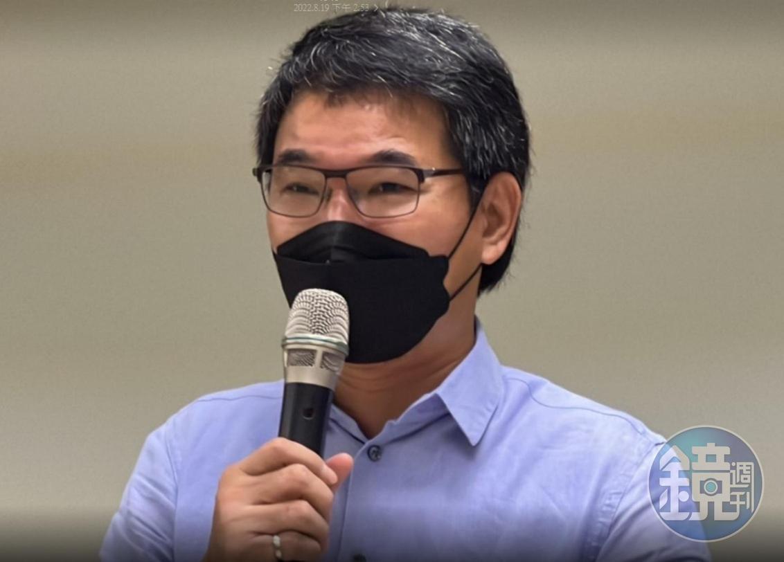 劉建國批對手家族政治，同時允諾當選後要將農產品提昇到雙技階段。（讀者提供）