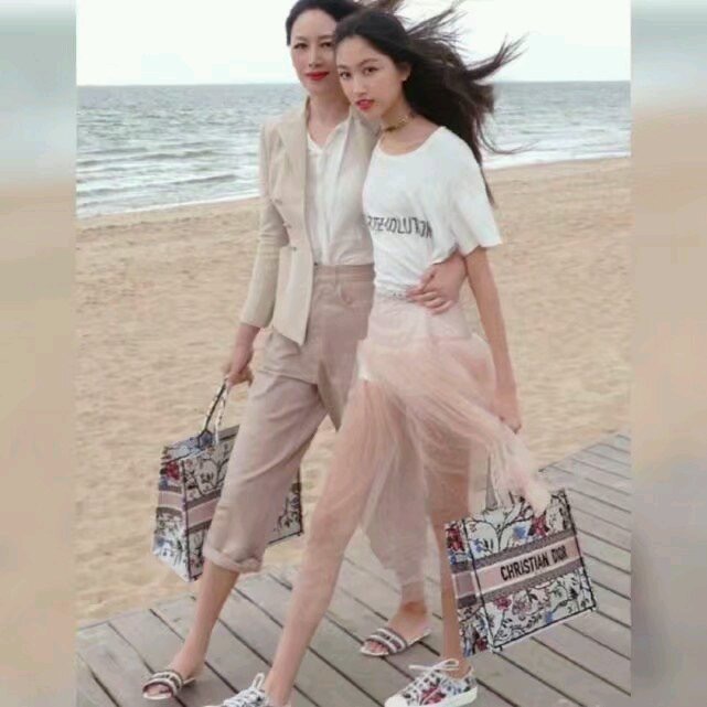 琦琦一直以來十分支持女兒當模特兒,兩人更一同拍時尚雜誌。(翻攝自琦琦微博)