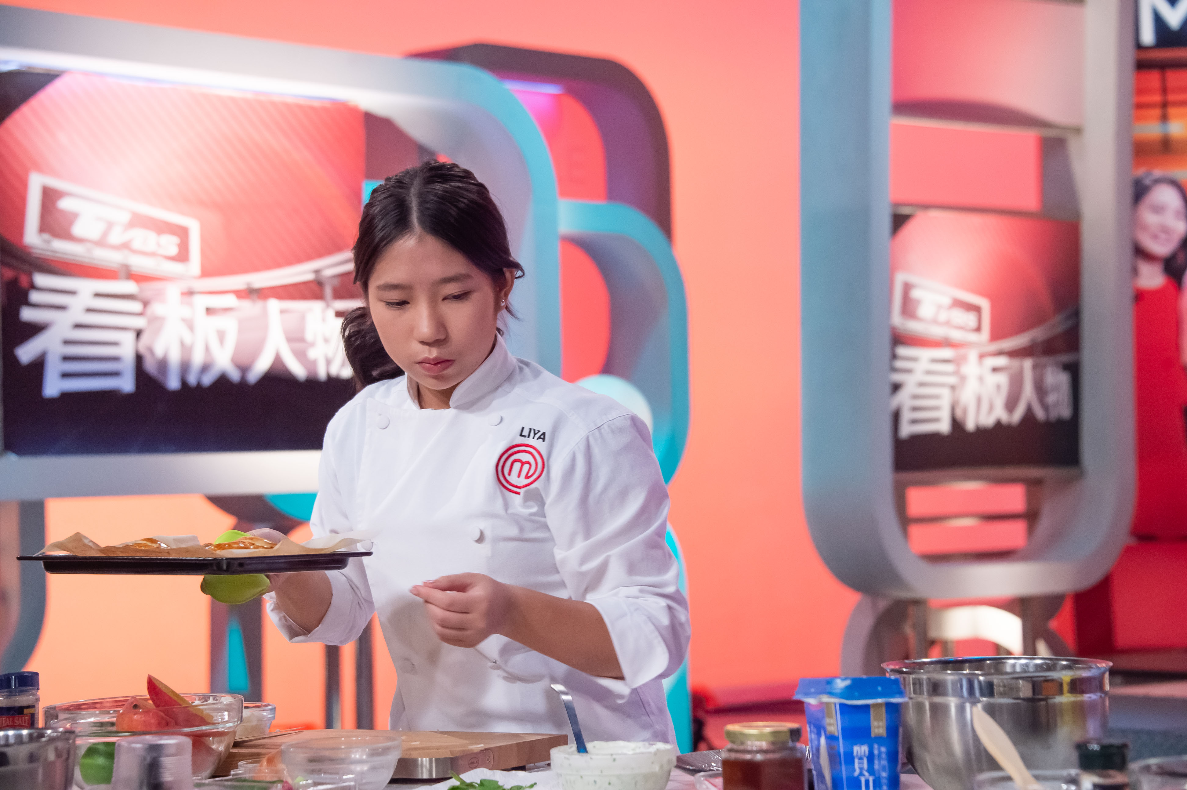 小小台裔廚神Liya（朱如茵）登《TVBS看板人物》大秀廚藝。（TVBS提供）