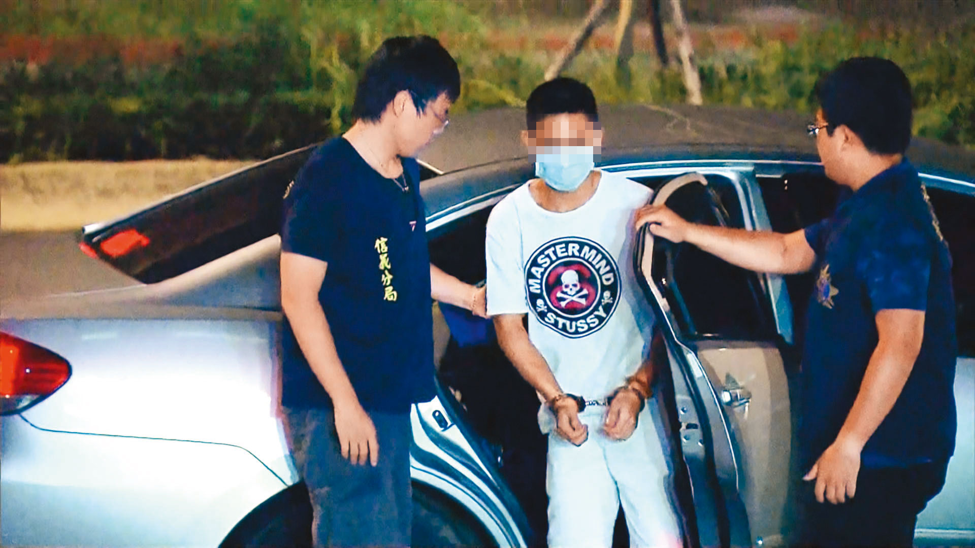 周姓少年（中）犯案後隔日竟還出席親友慶生宴，步出餐廳時遭警方逮捕。（東森新聞提供）