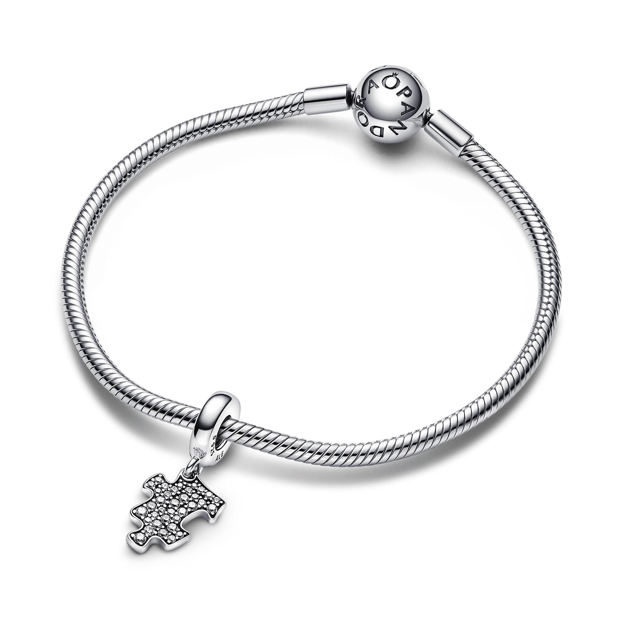 璀璨拼圖吊飾。NT$1,880。(PANDORA提供)