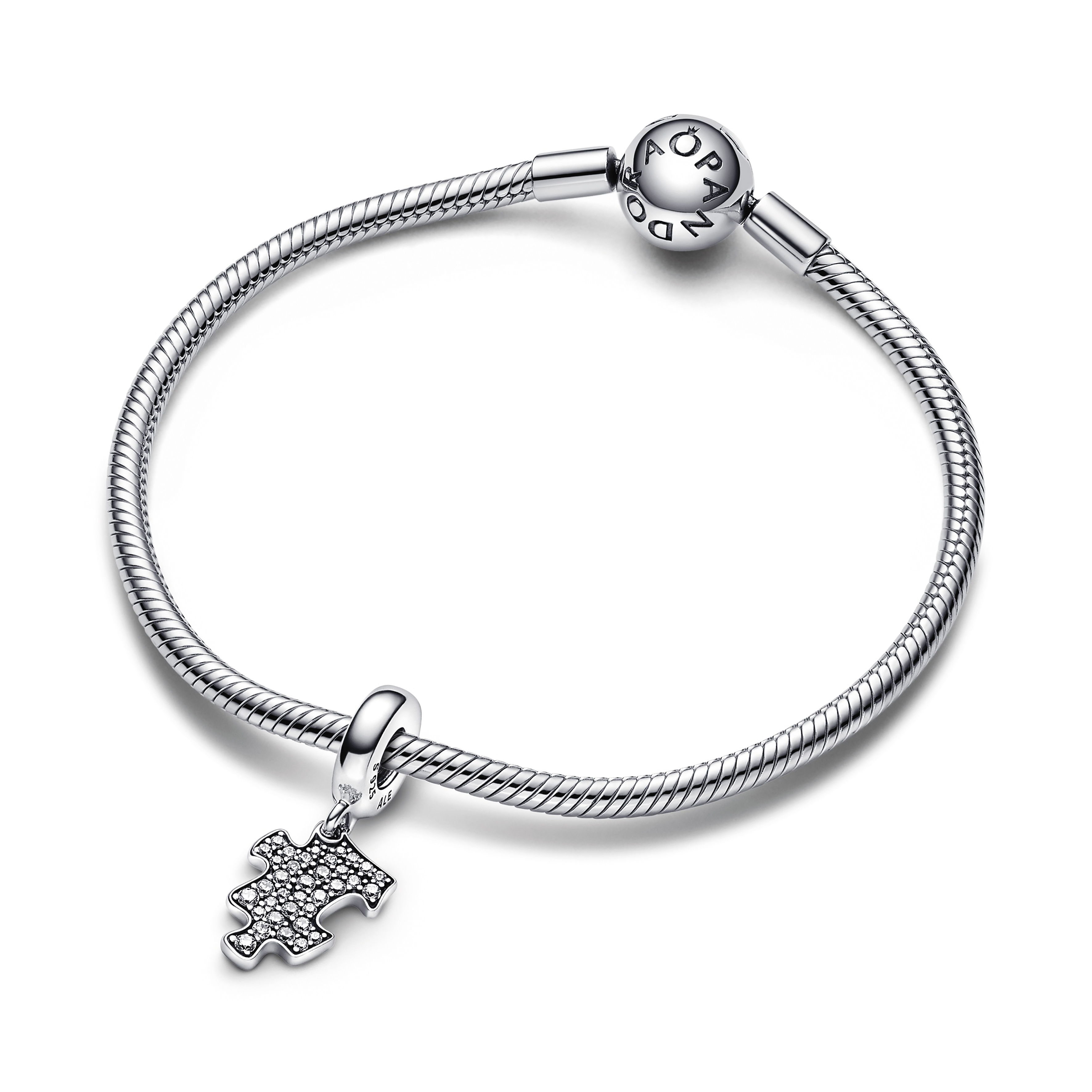 璀璨拼圖吊飾。NT$1,880。(PANDORA提供)
